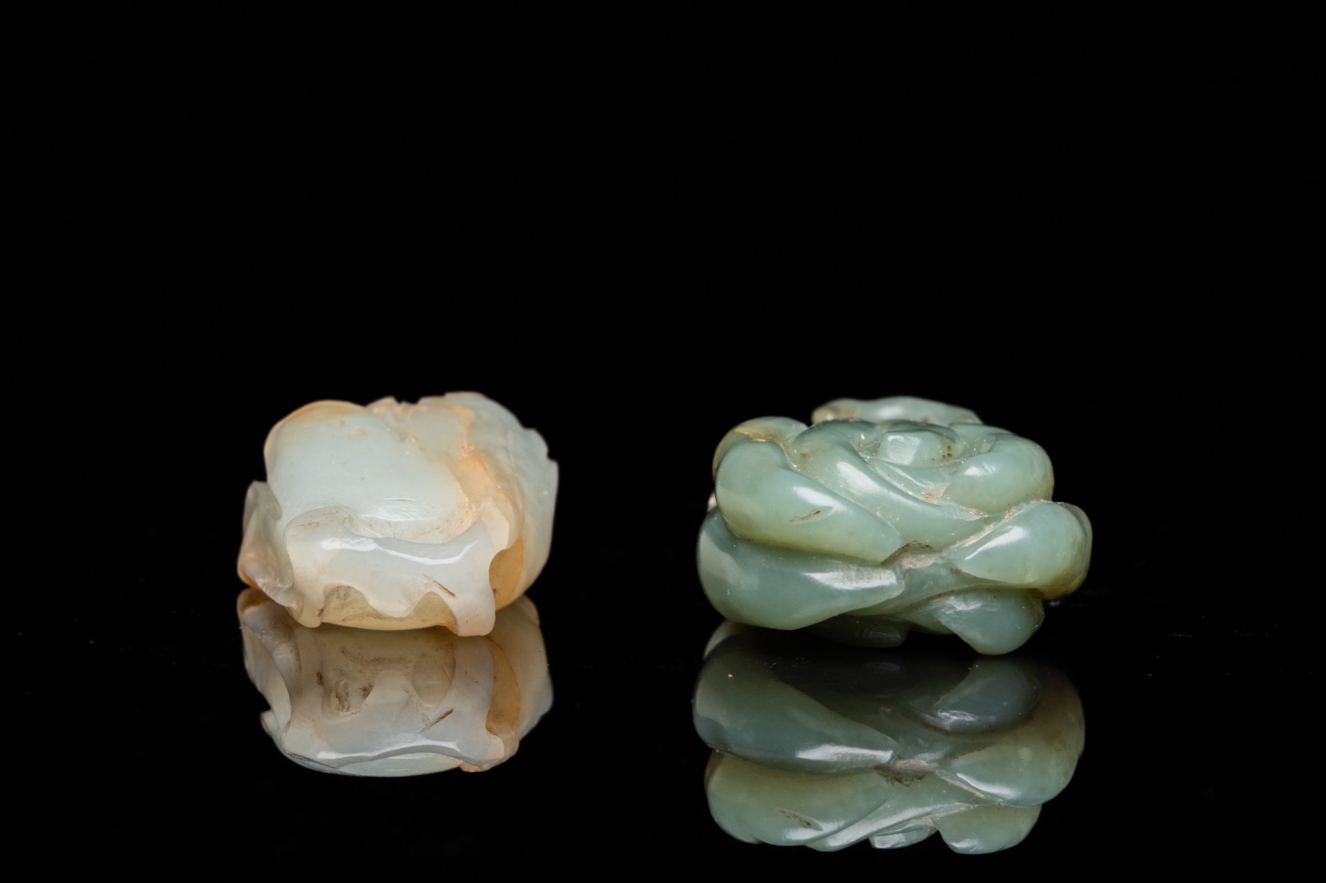 A Chinese white jade snuff bottle and a green jade 'Buddha hand' pendant, Qing - Image 5 of 21