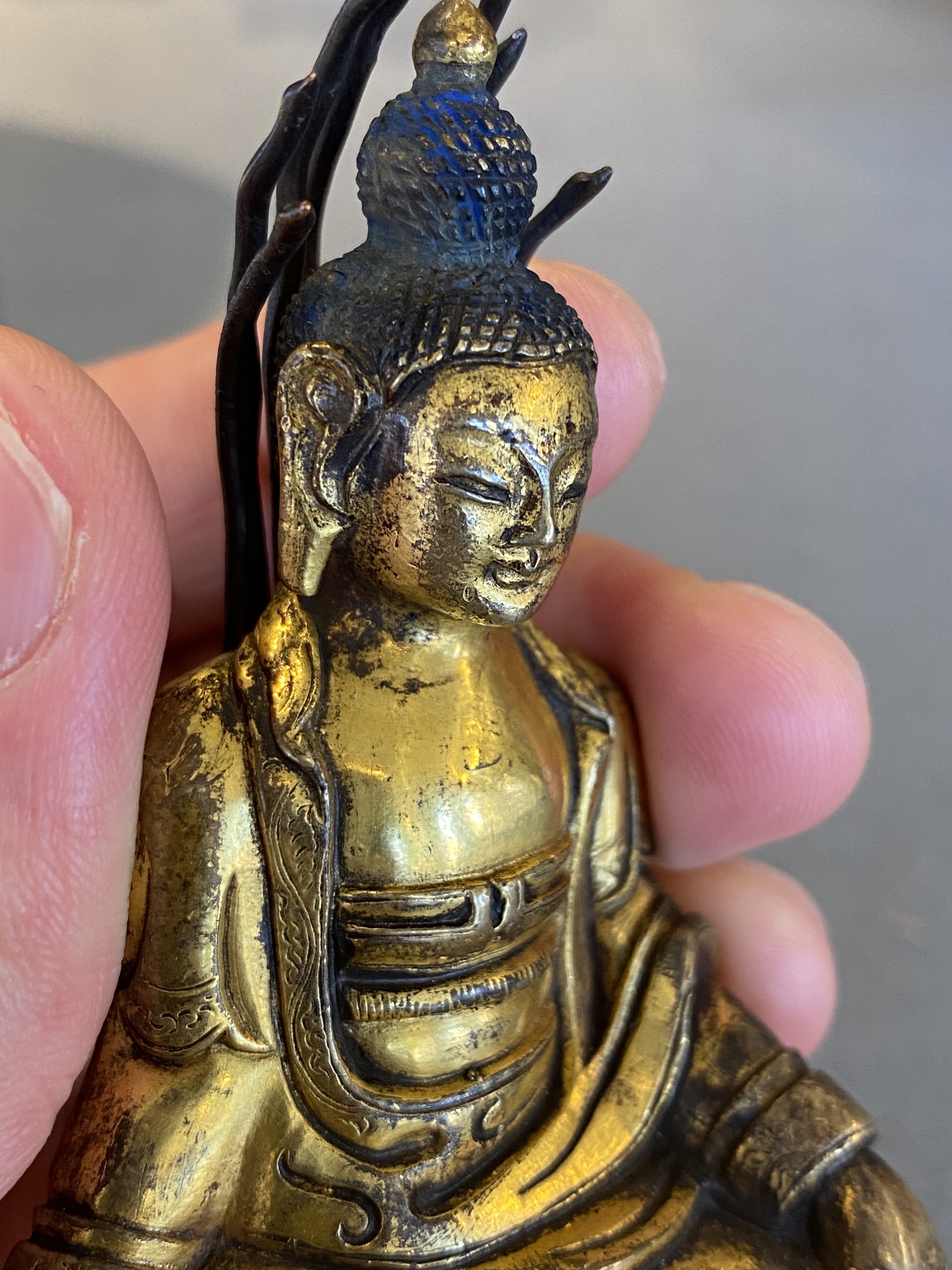 A small Sino-Tibetan gilt bronze Buddha, 19th C. - Image 20 of 20