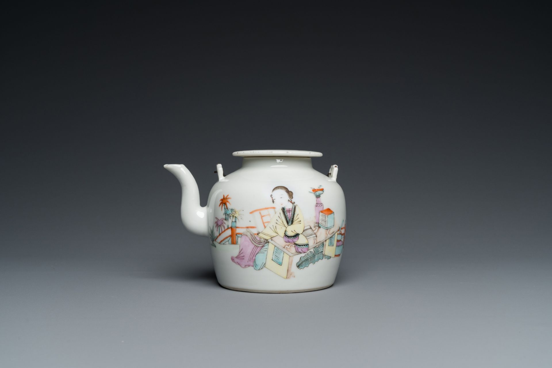 A Chinese famille rose plaque and a qianjiang cai teapot, 19/20th C. - Image 4 of 9