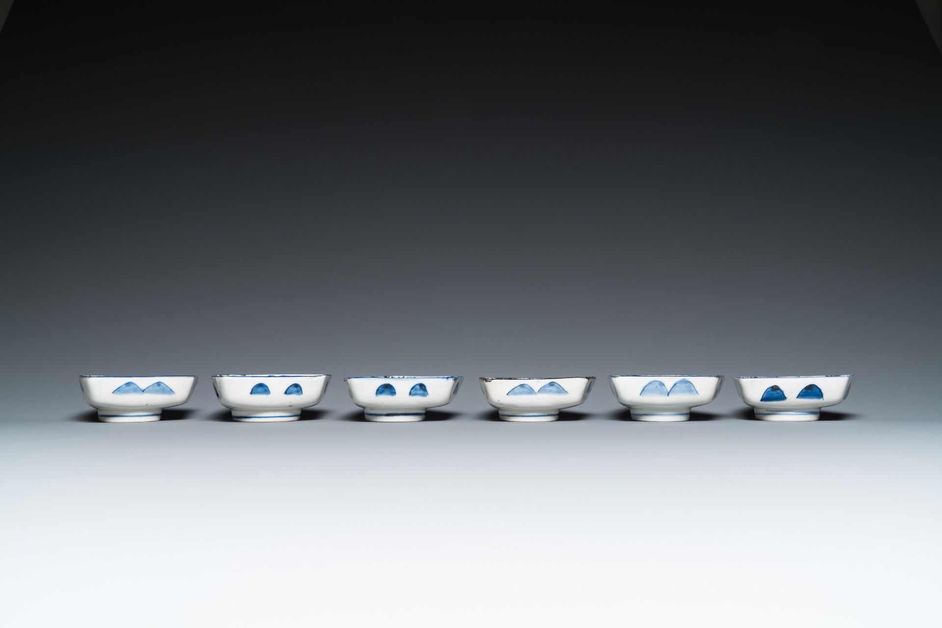A blue and white Japanese Arita nine-piece sweetmeat set in its original lacquer box, Edo, 17/18th C - Image 11 of 14