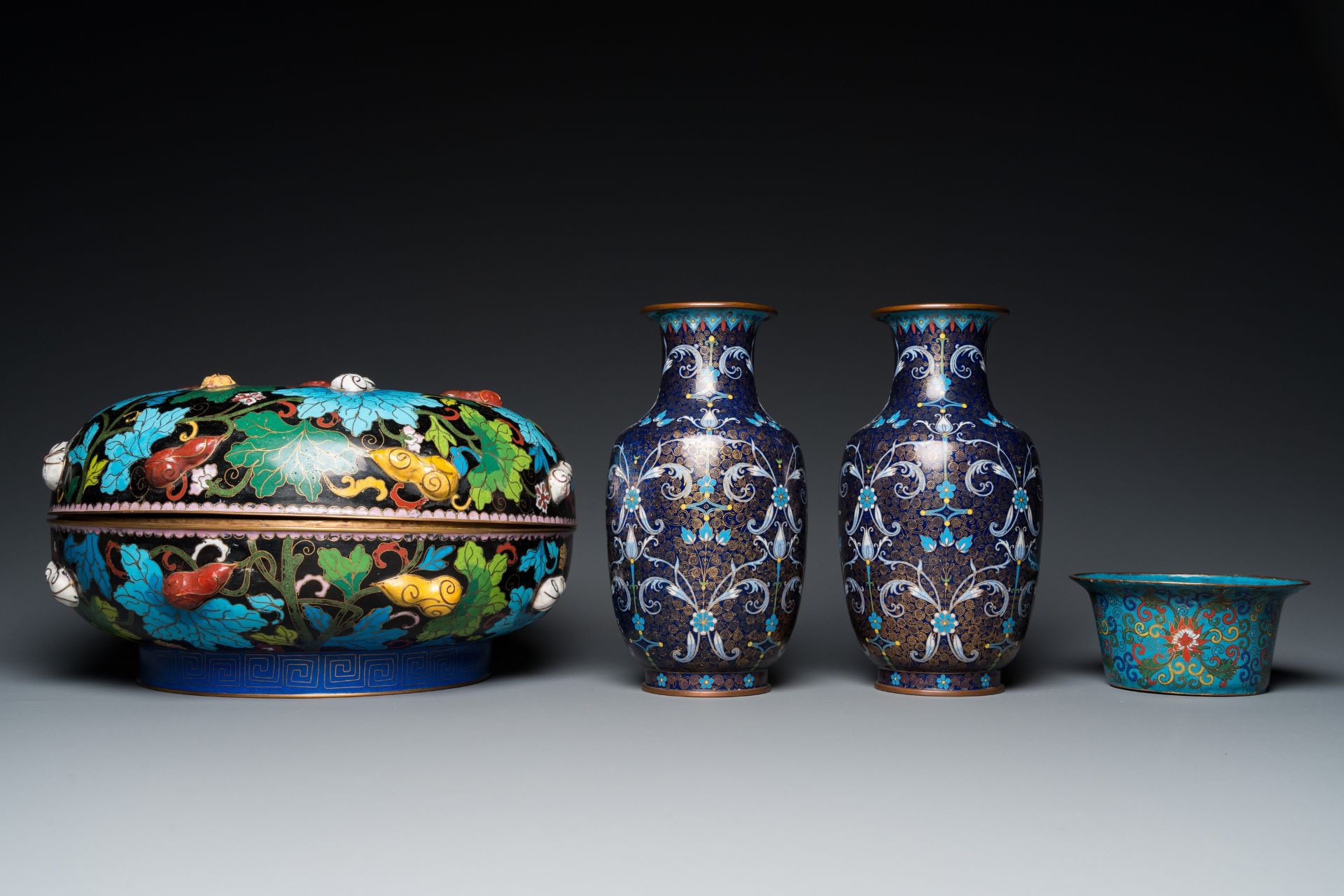 A pair of Chinese cloisonnŽ vases, a large covered box and a bowl, 19/20th C. - Image 6 of 10