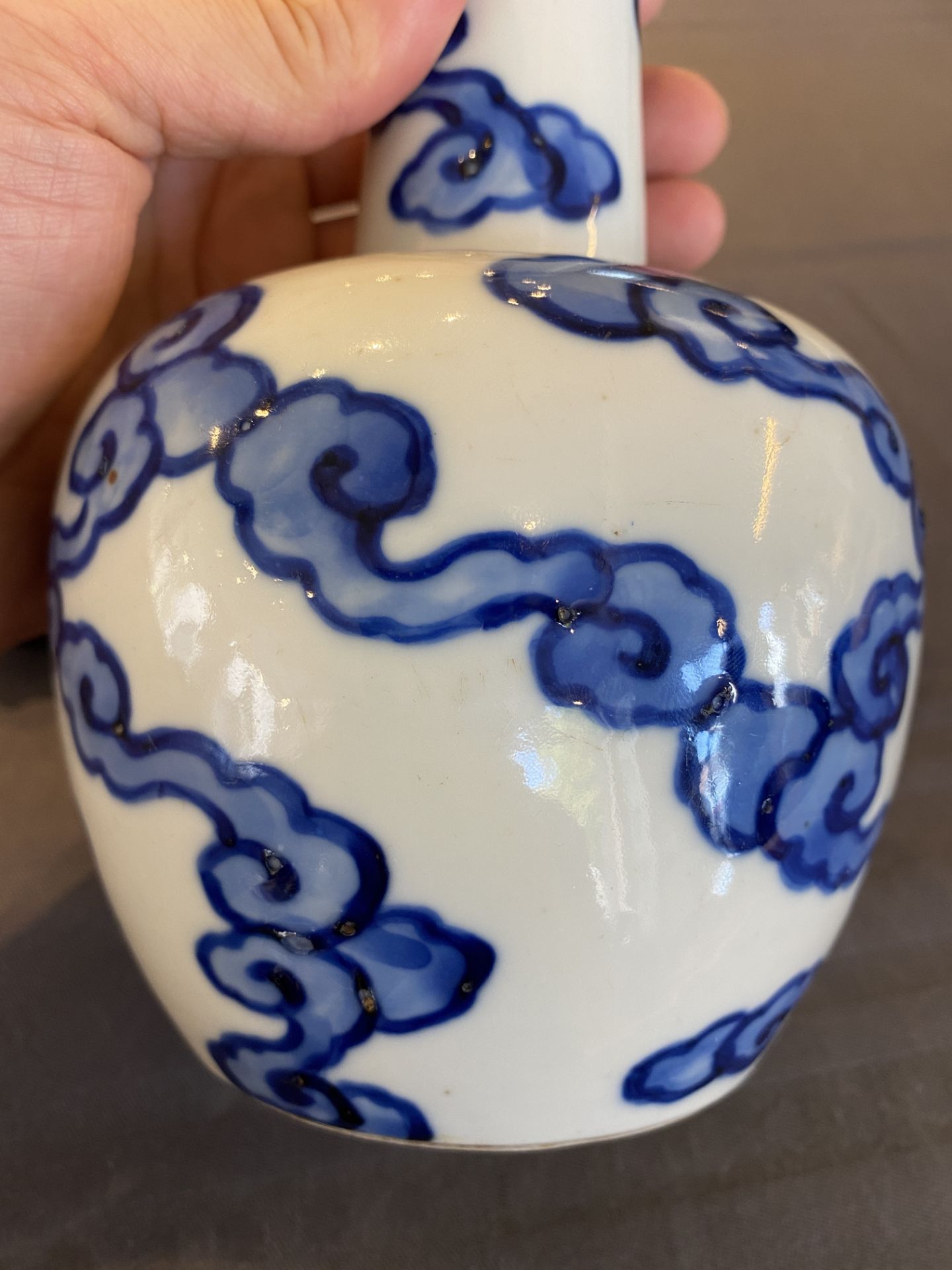 A Chinese blue and white 'Bleu de Hue' vase for the Vietnamese market, Tho mark, 18/19th C. - Image 12 of 18