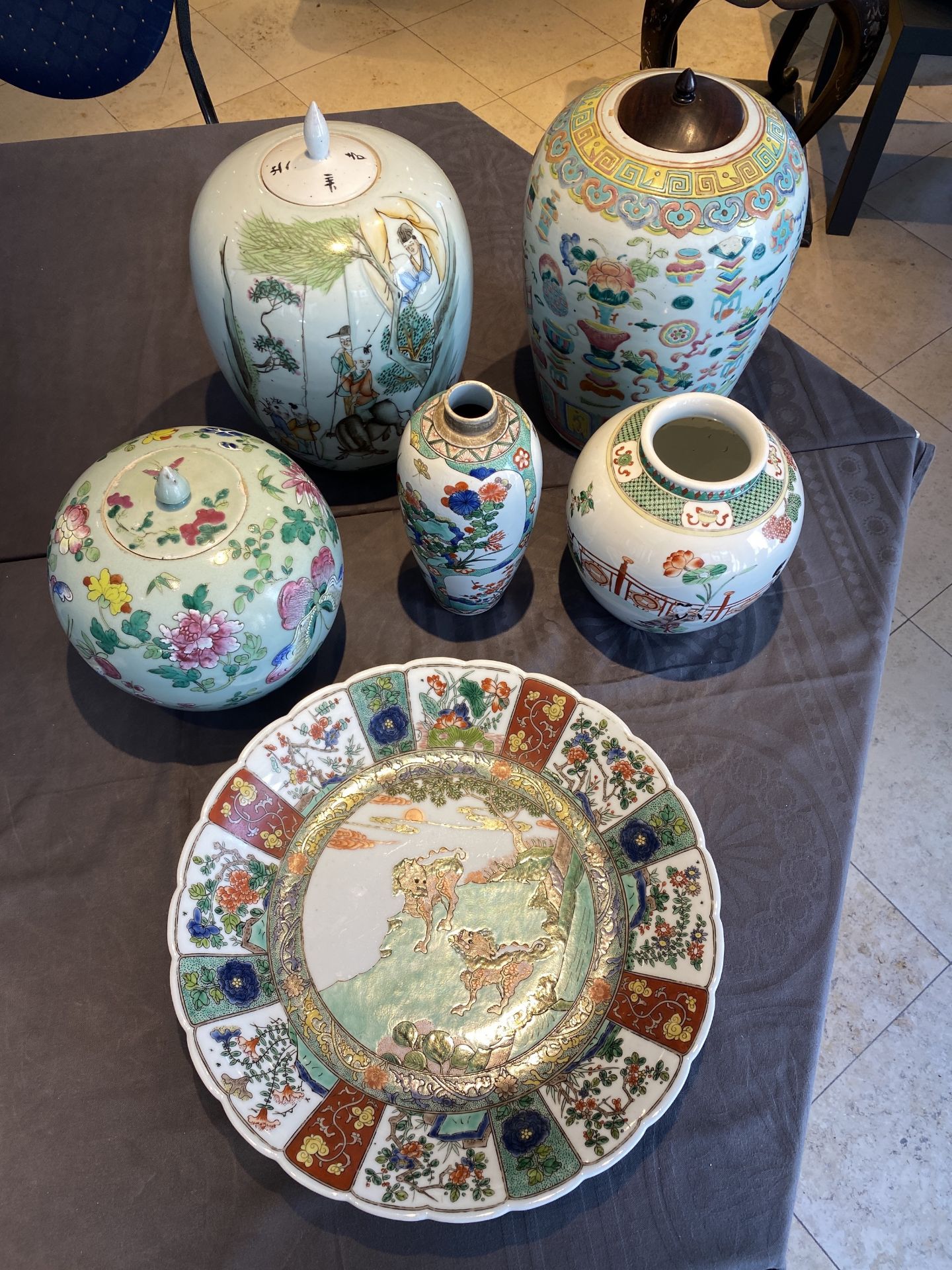 Three Chinese famille rose vases, two famille verte vases and a dish, 19/20th C. - Bild 18 aus 57