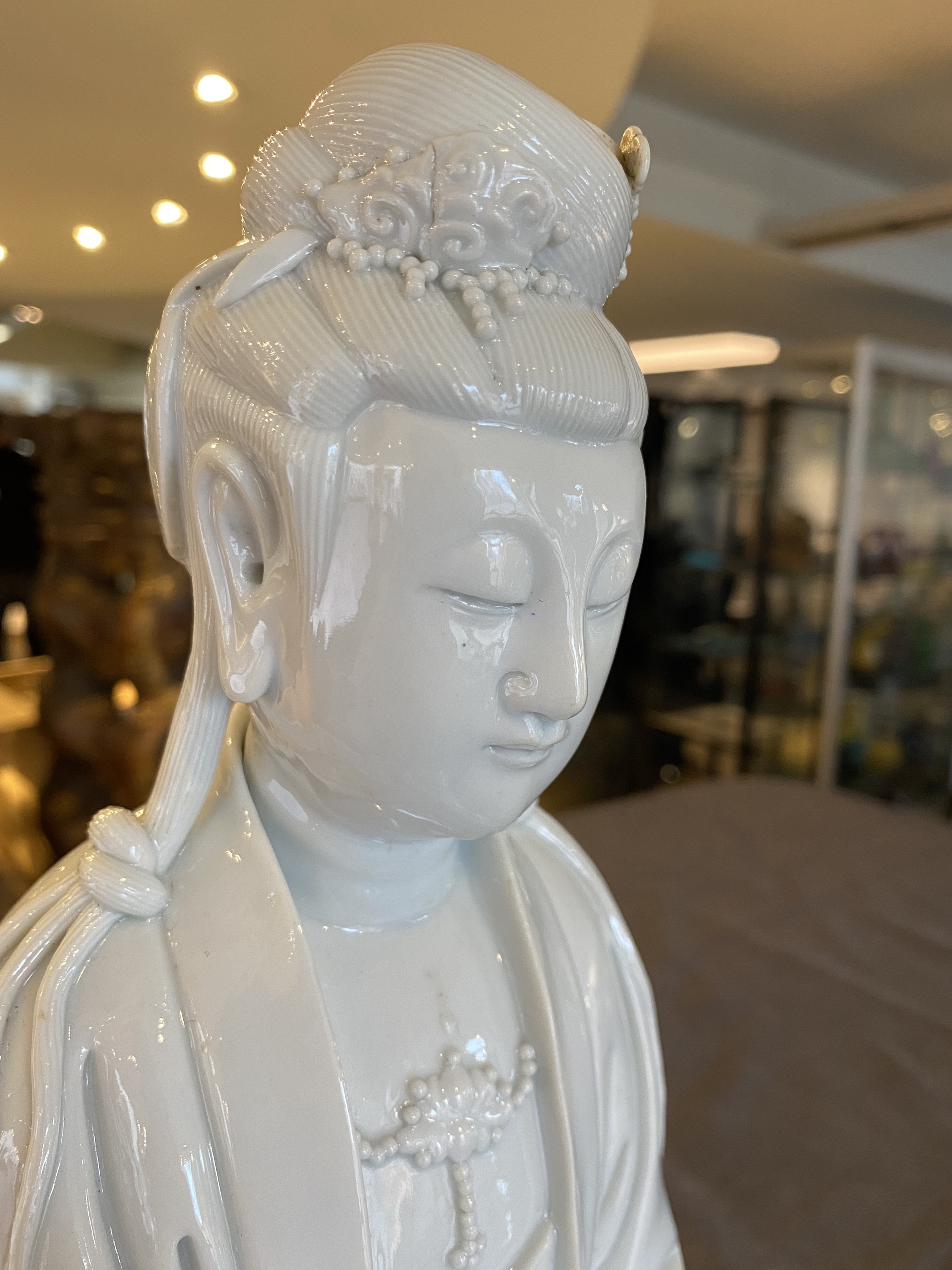 A Chinese Dehua blanc de Chine sculpture of Guanyin with a ruyi, Boji Yuren ____ mark, 19/20th C. - Image 13 of 23