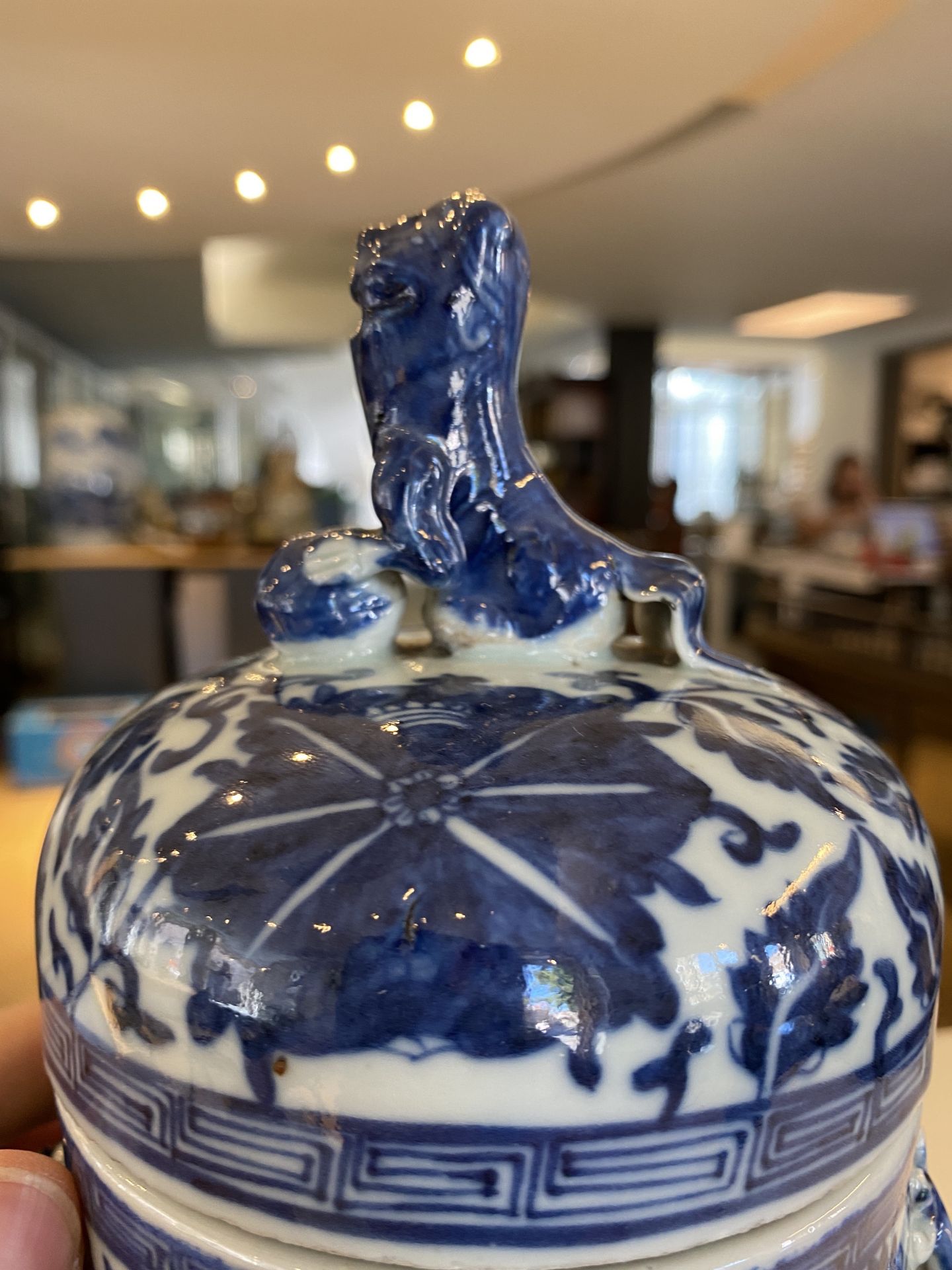 A pair of Chinese famille verte double gourd vases and a blue and white vase and cover, 19/20th C. - Image 29 of 39