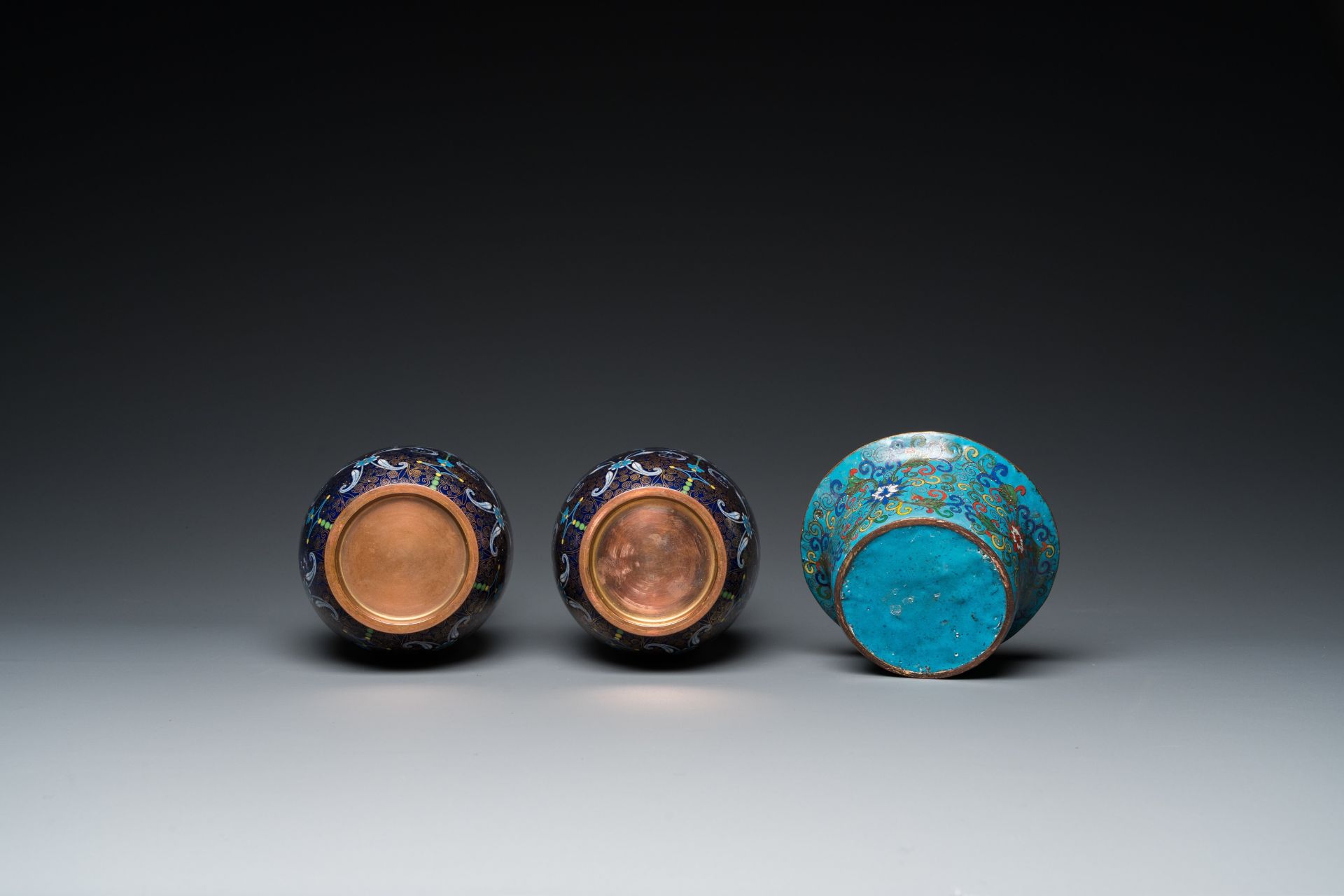 A pair of Chinese cloisonnŽ vases, a large covered box and a bowl, 19/20th C. - Image 8 of 10