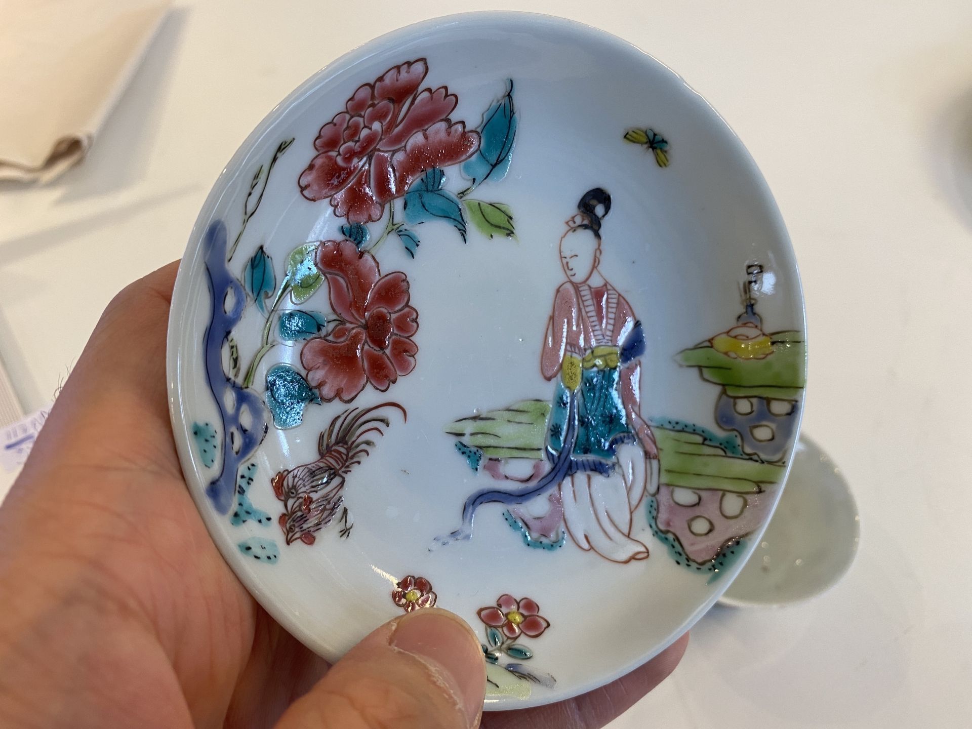 A Chinese famille rose 'Wu Shuang Pu' plate and a cup and saucer, Yongzheng and 19th C. - Bild 23 aus 27