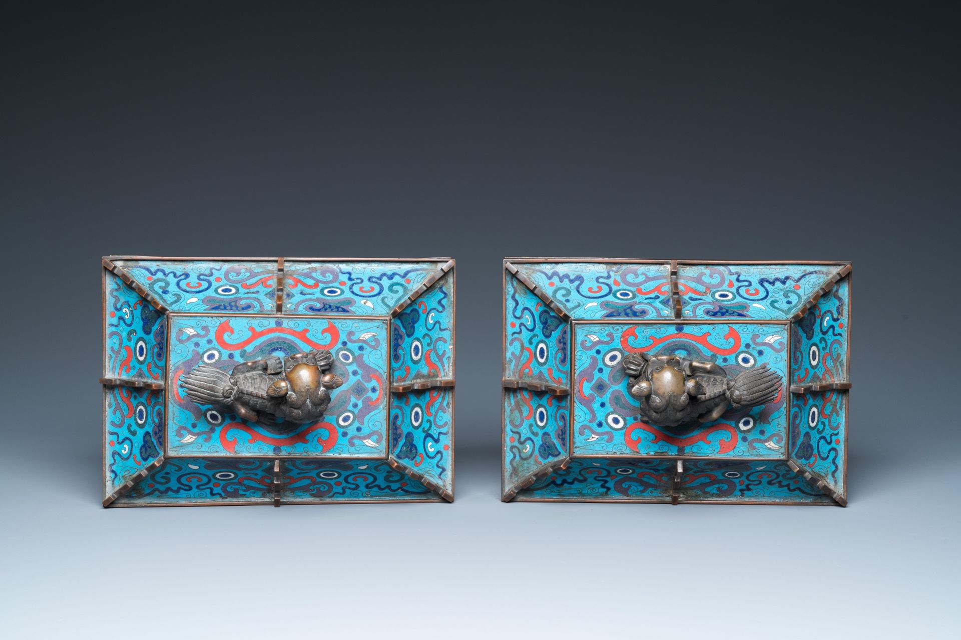 A pair of large Chinese cloisonnŽ 'fangding' censers and covers on wooden stands, 19th C. - Image 10 of 11