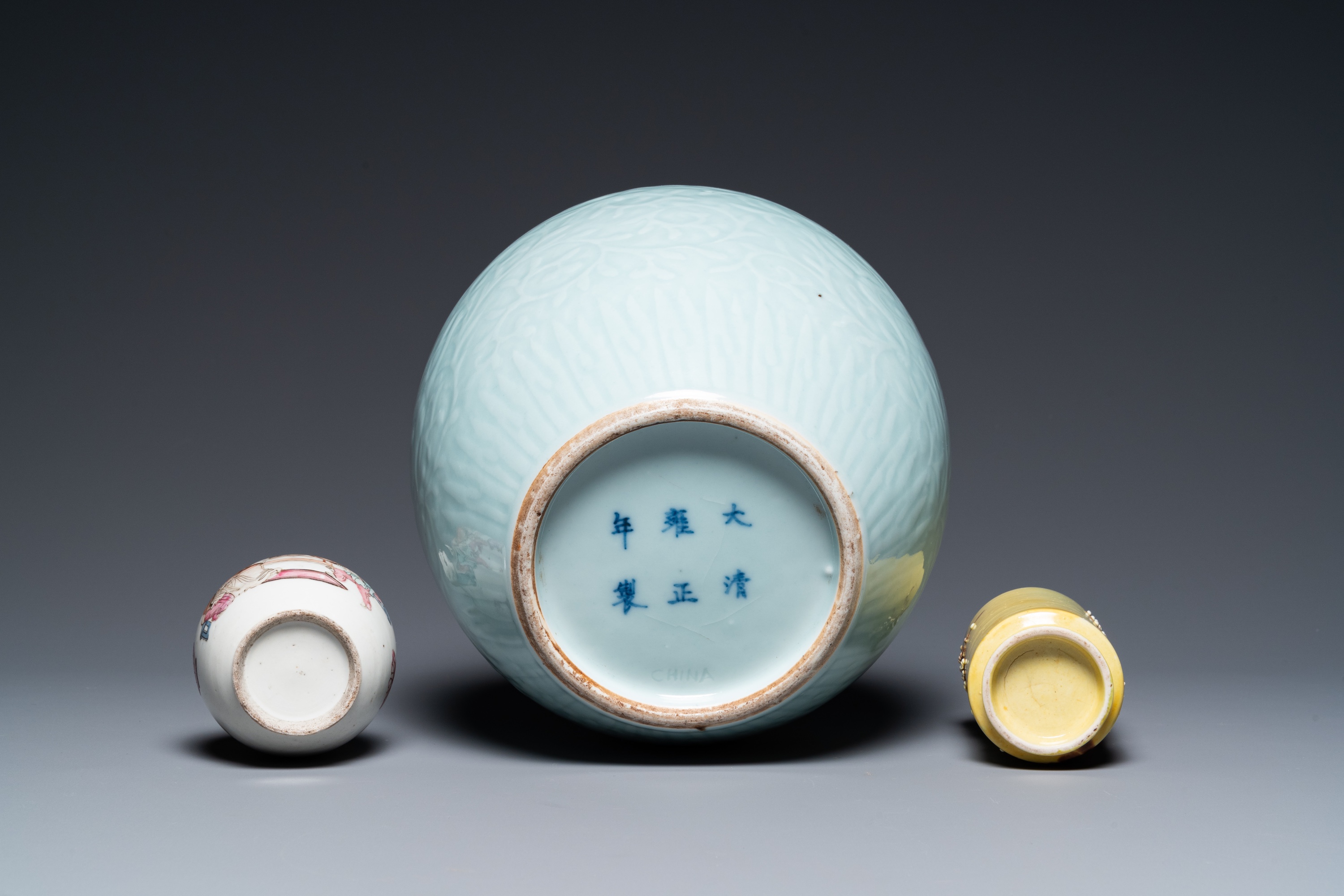 Six various Chinese blue and white, celadon and famille rose porcelain wares, 19/20th C. - Image 9 of 53