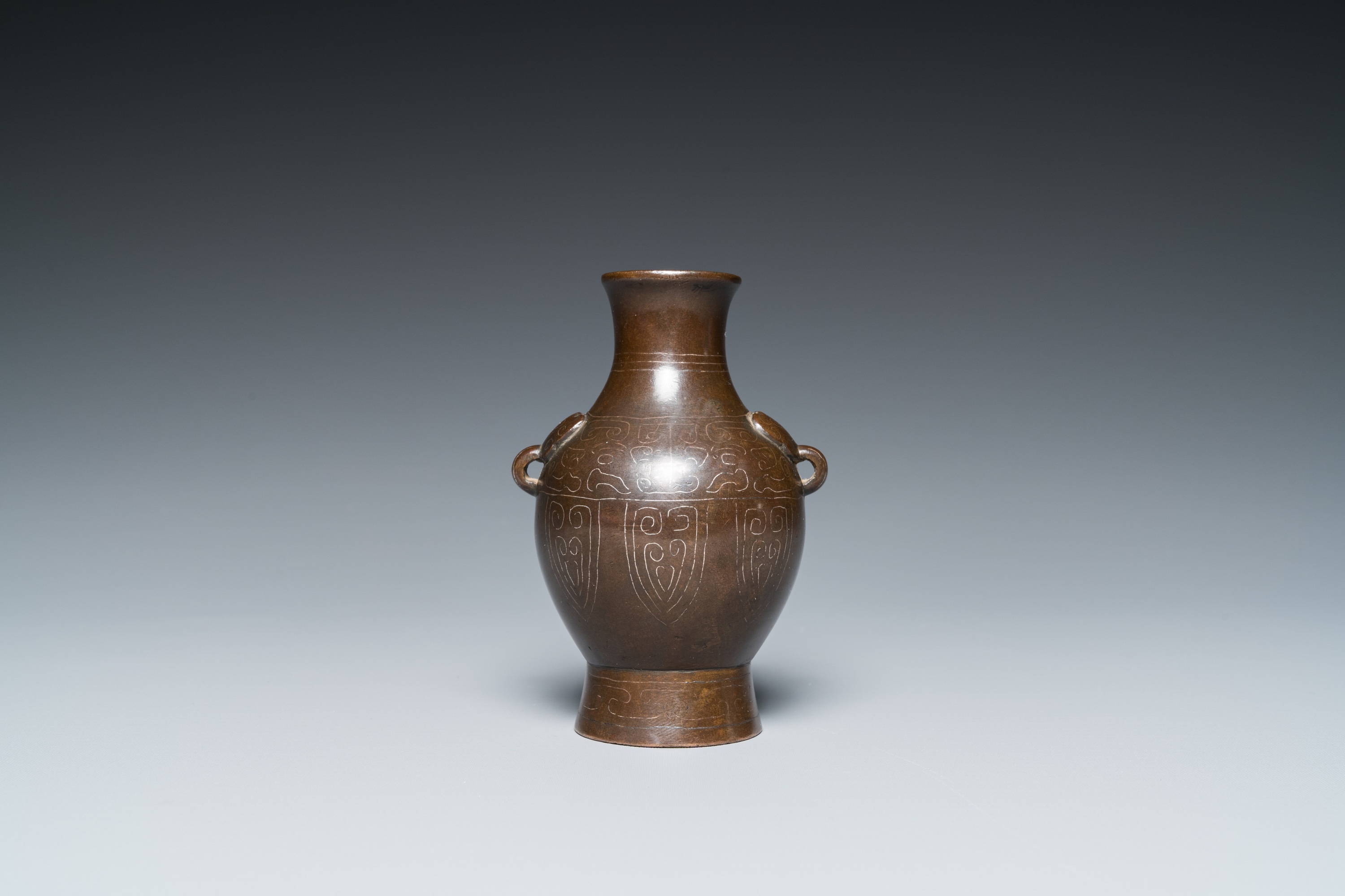 A Chinese silver-inlaid bronze 'hu' vase, 17/18th C. - Image 3 of 14
