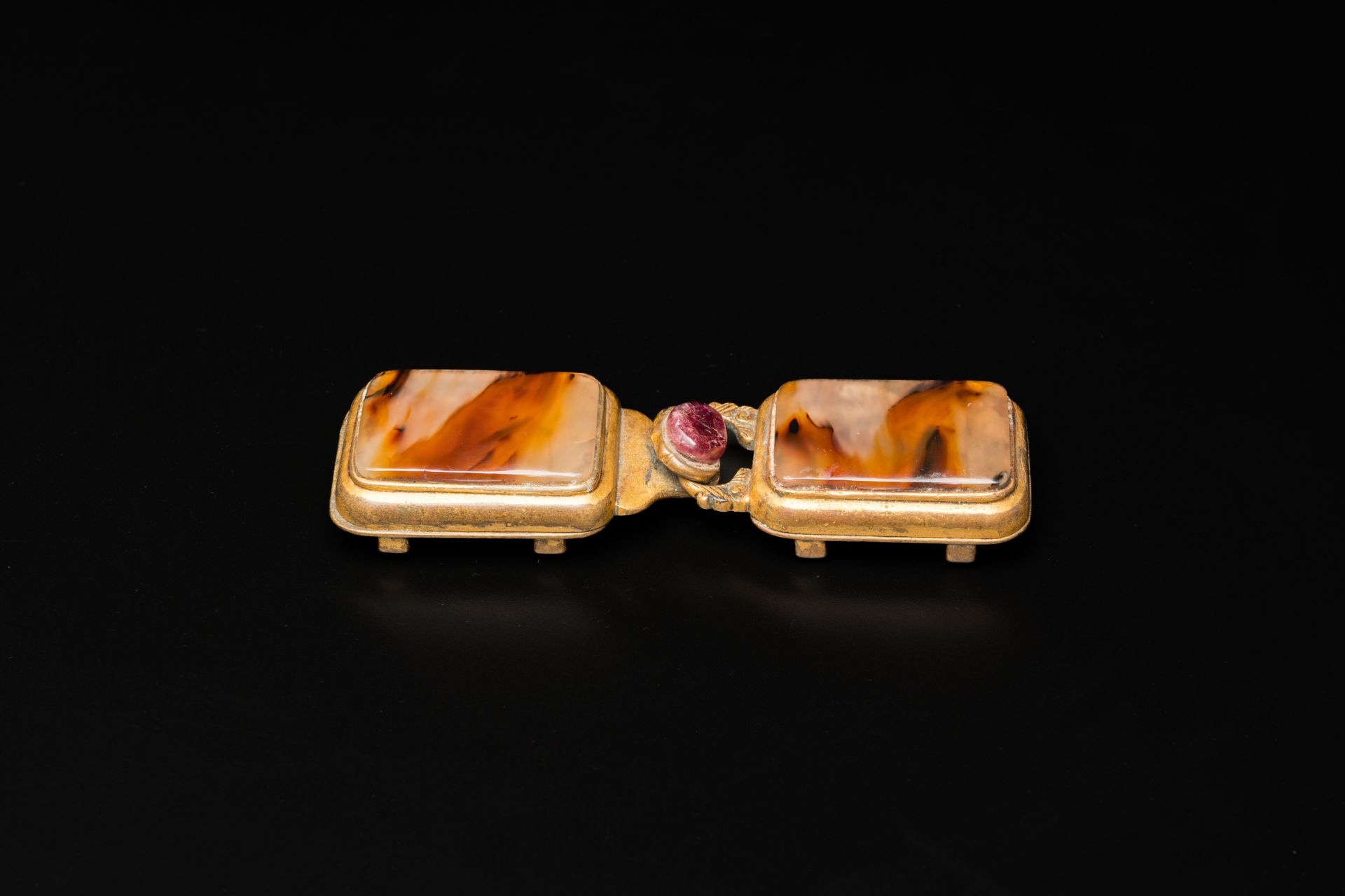 A Chinese agate-mounted gilt bronze belt buckle, late Ming/early Qing - Image 2 of 17