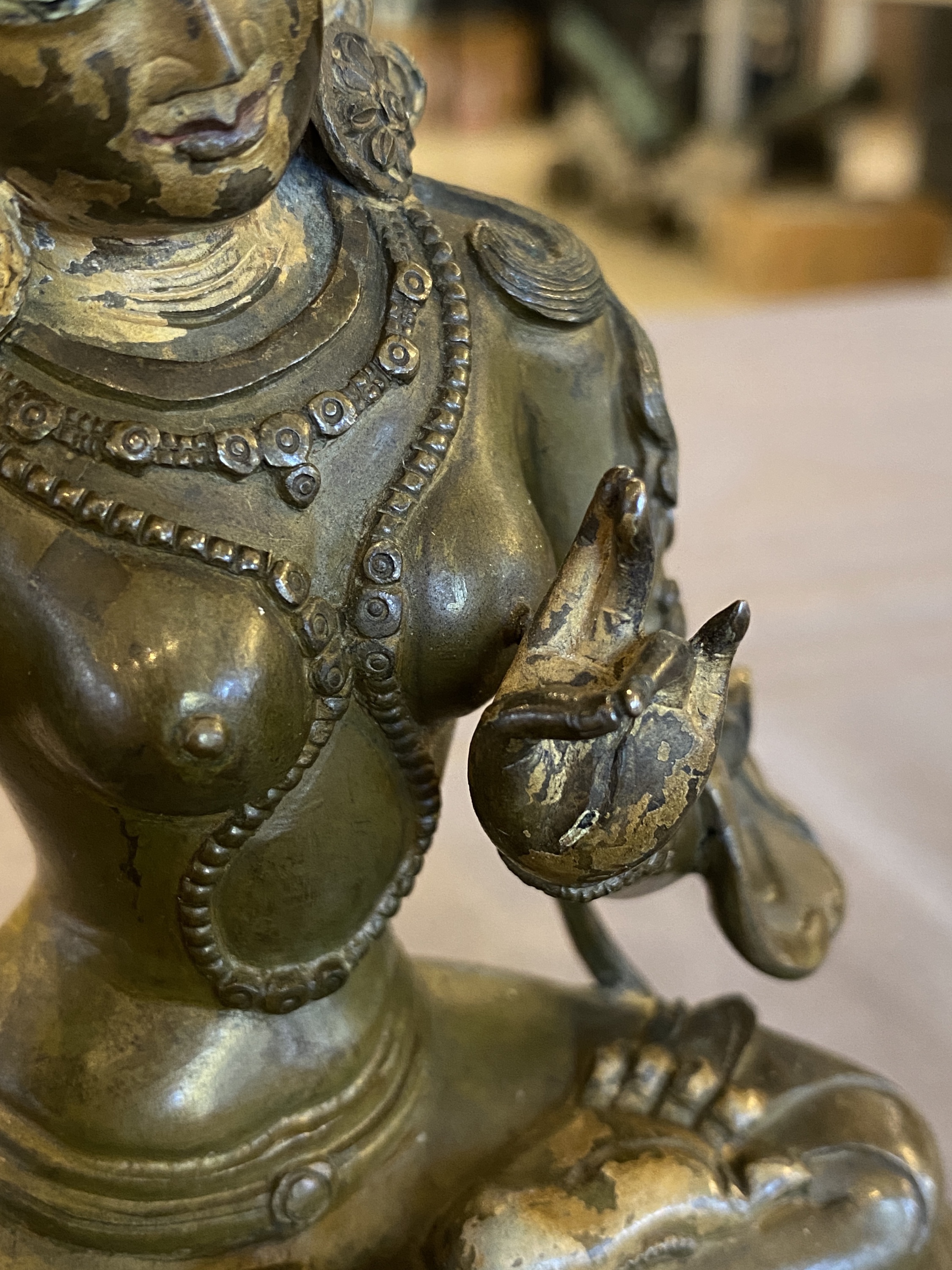 A Sino-Tibetan gilt bronze Tara, 17/18th C. - Image 15 of 25