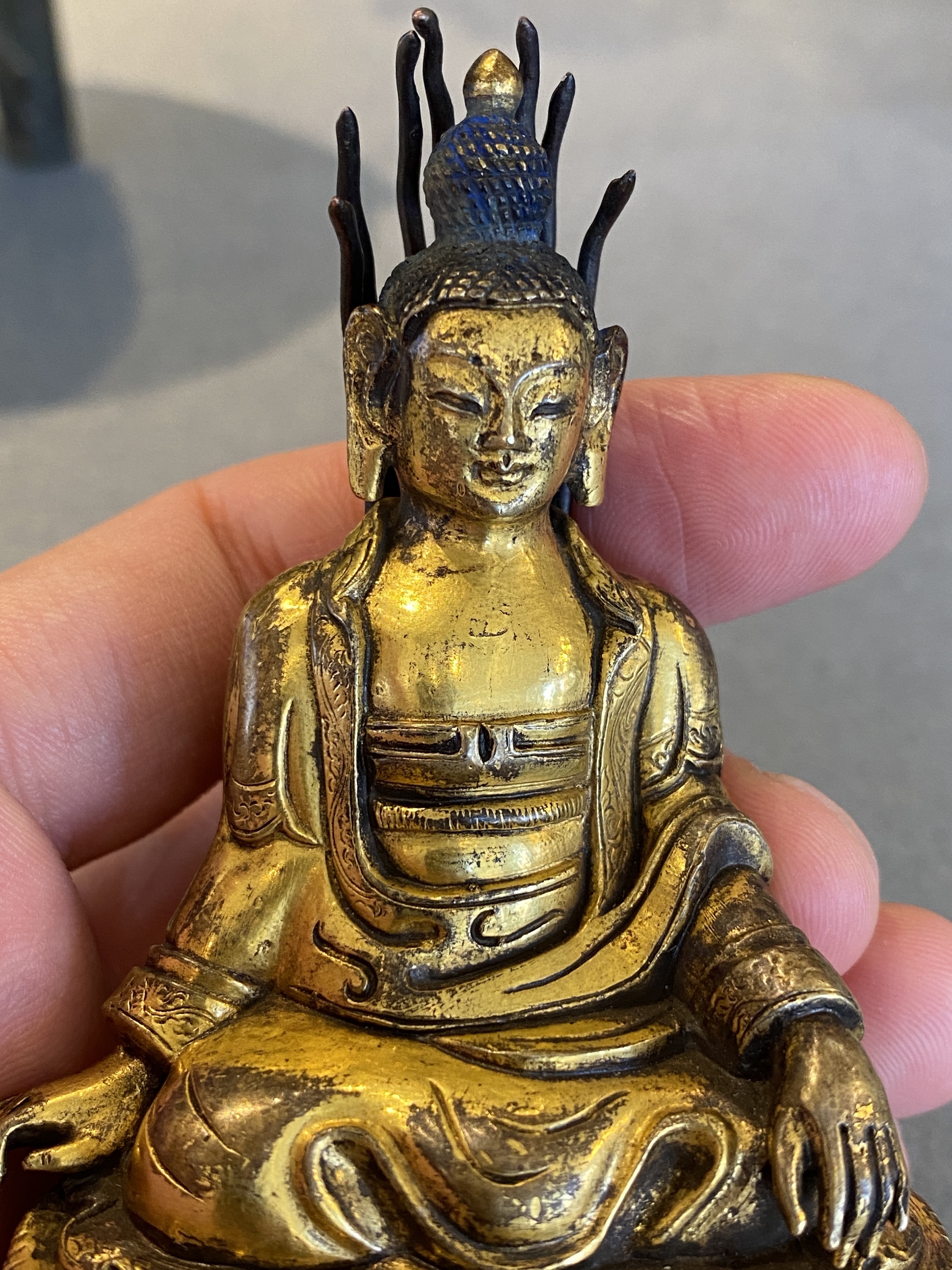 A small Sino-Tibetan gilt bronze Buddha, 19th C. - Image 16 of 20