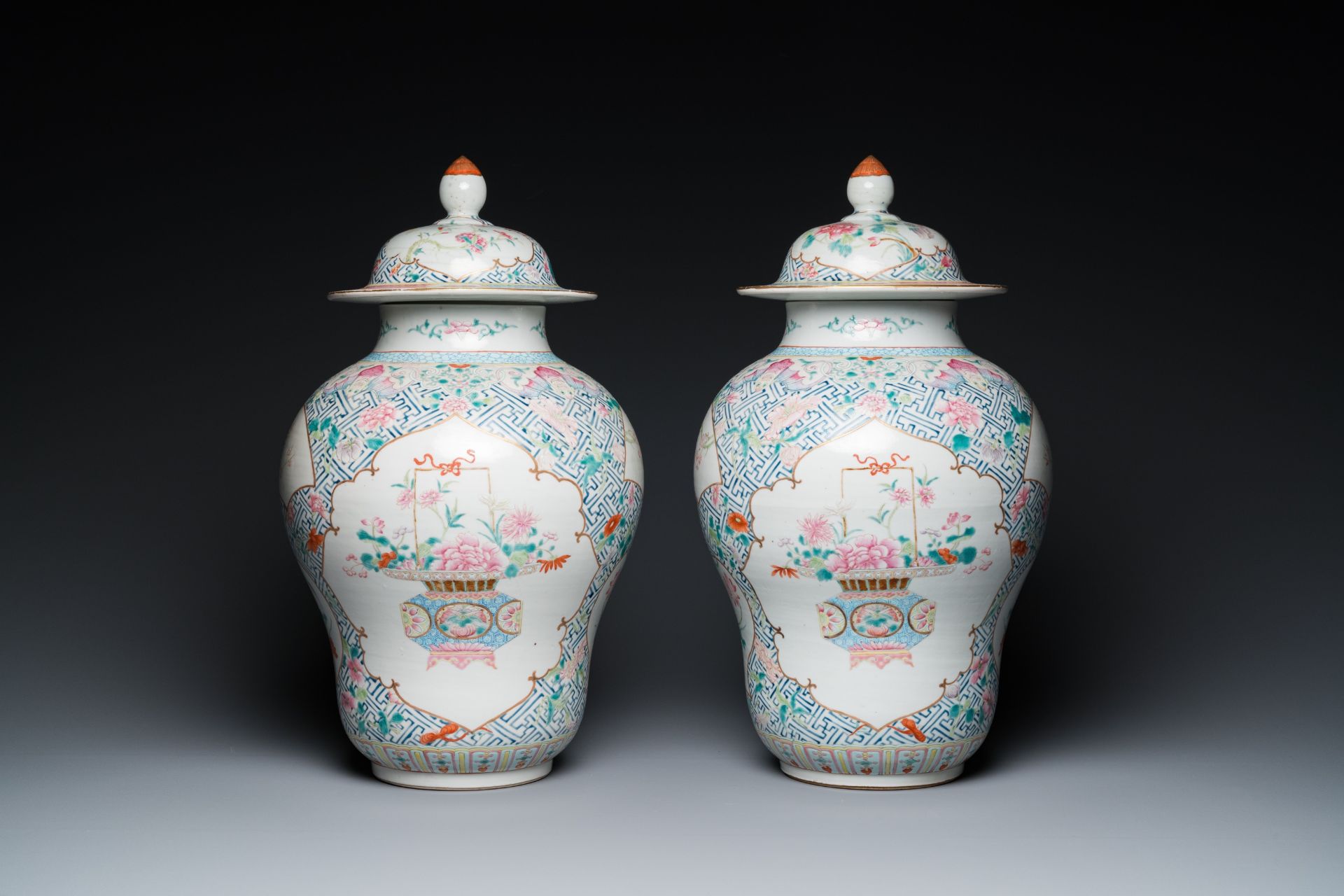 A pair of fine Chinese famille rose vases and covers, Qianlong mark, 19th C. - Bild 3 aus 45