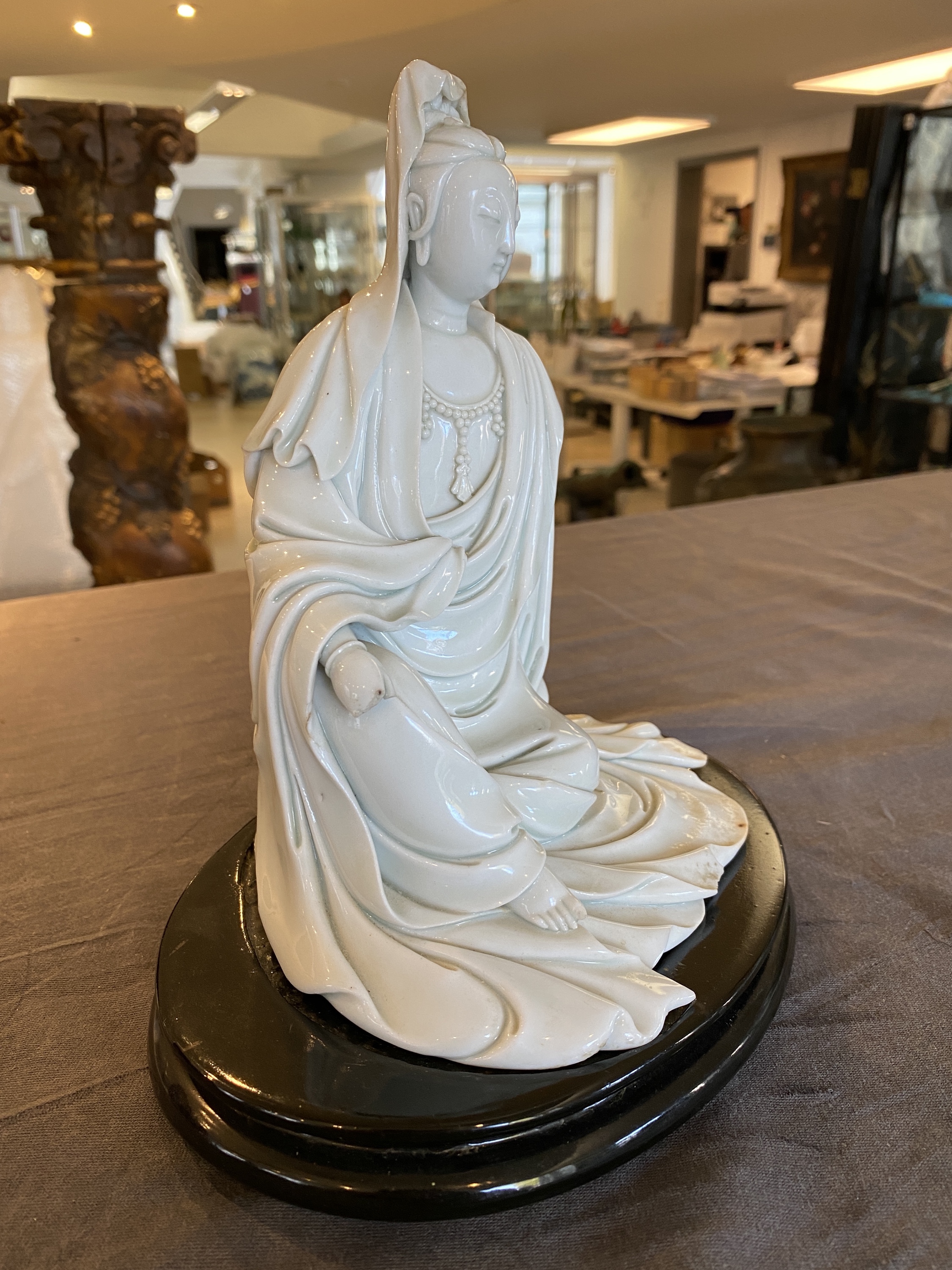 A Chinese Dehua blanc de Chine figure of Guanyin, He Zhang Yong Yin ____ mark, Kangxi - Image 13 of 34