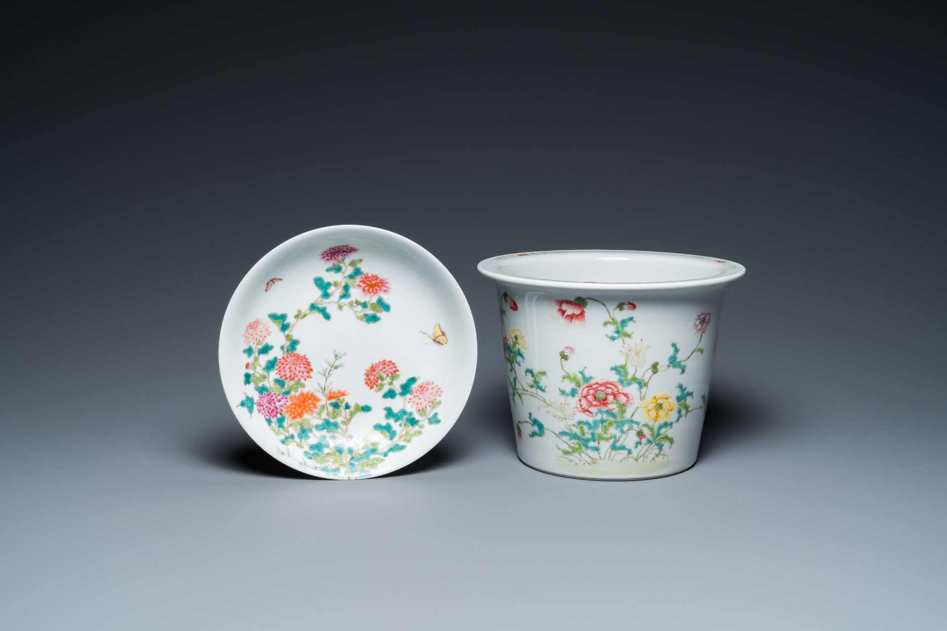 A Chinese famille rose plate and a jardinire, Yongzheng and Hongxian mark, Republic