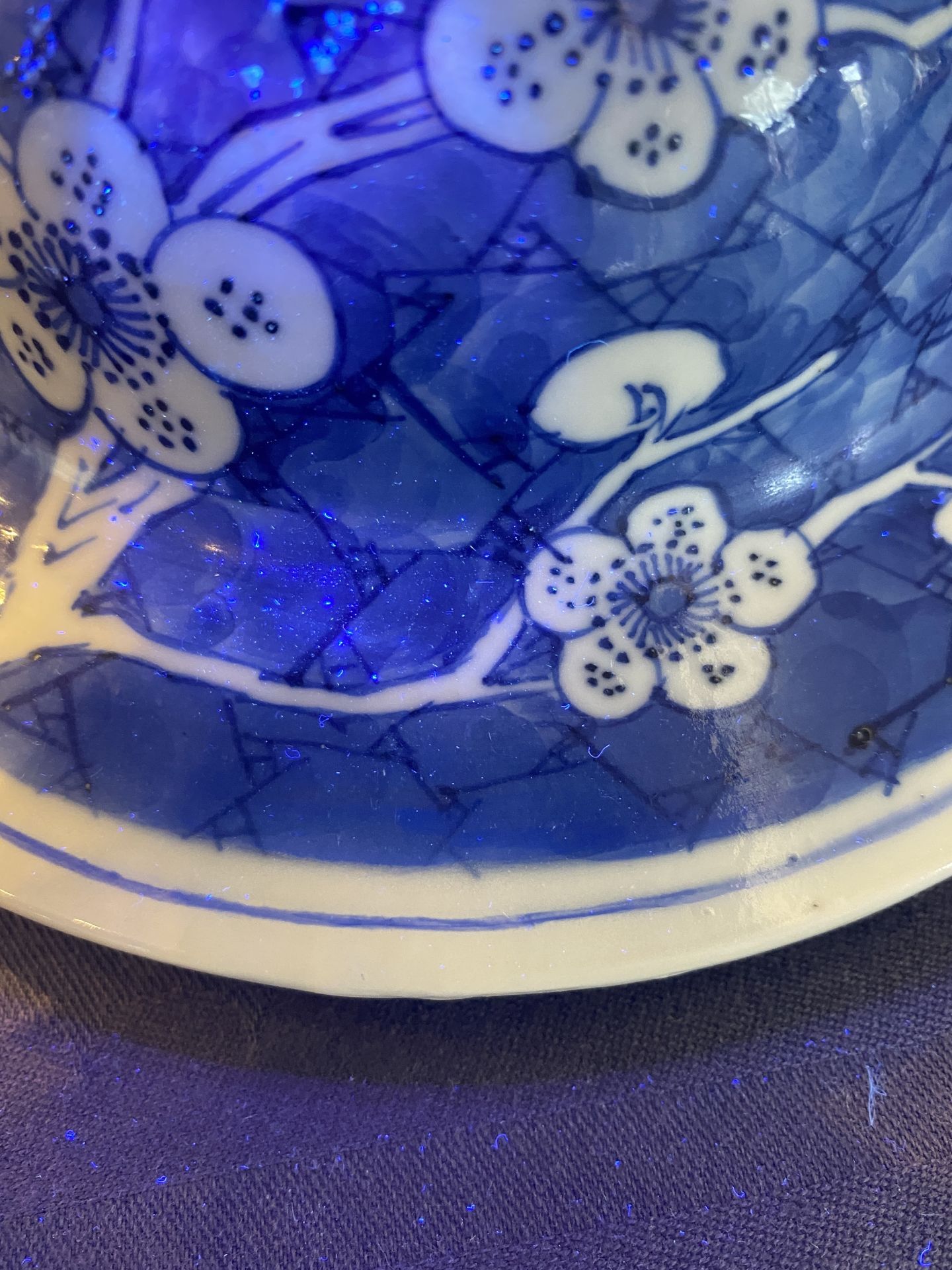 A Chinese blue and white 'prunus on cracked ice' vase and cover, Kangxi - Image 14 of 29