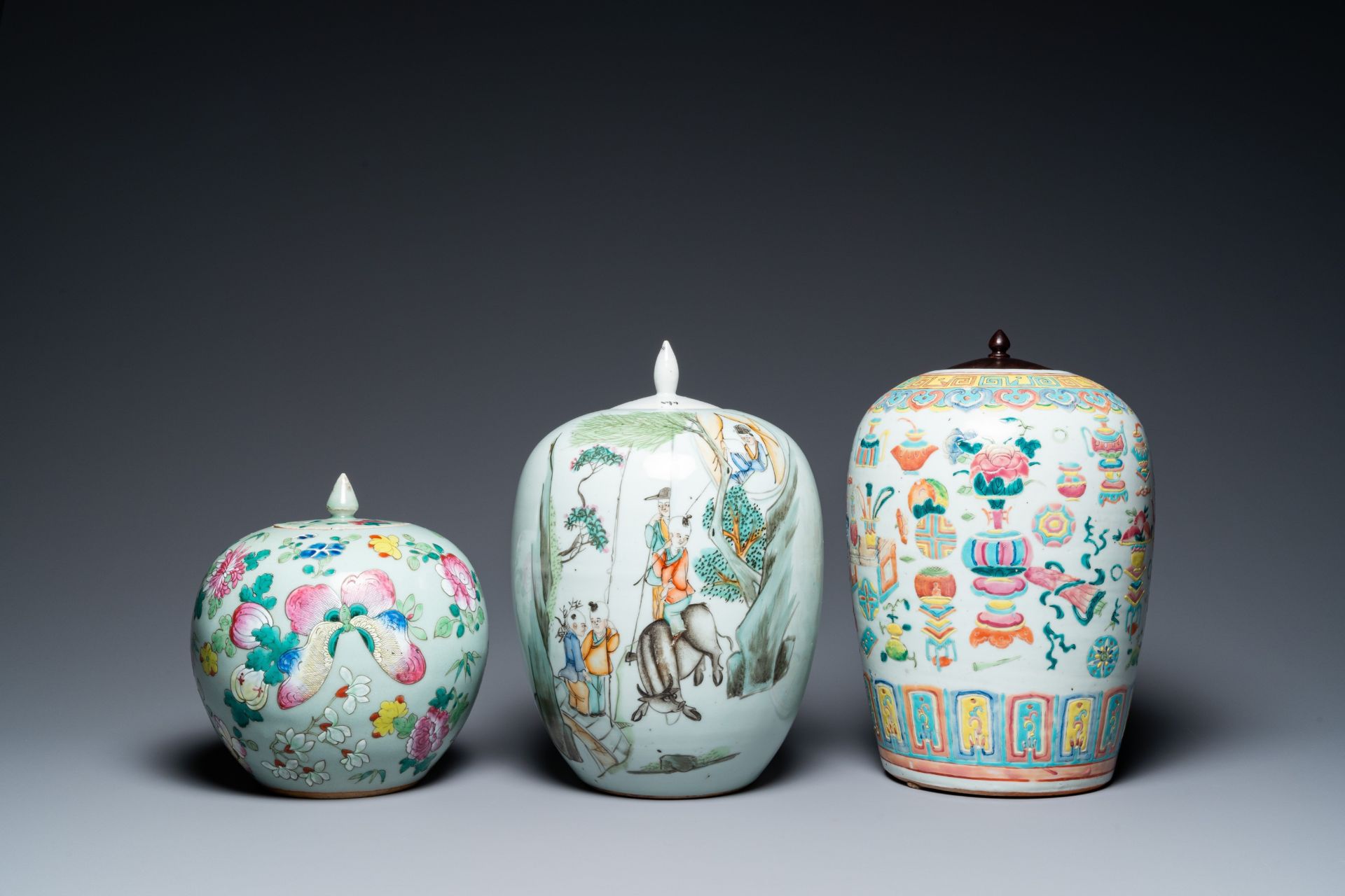 Three Chinese famille rose vases, two famille verte vases and a dish, 19/20th C. - Bild 4 aus 57