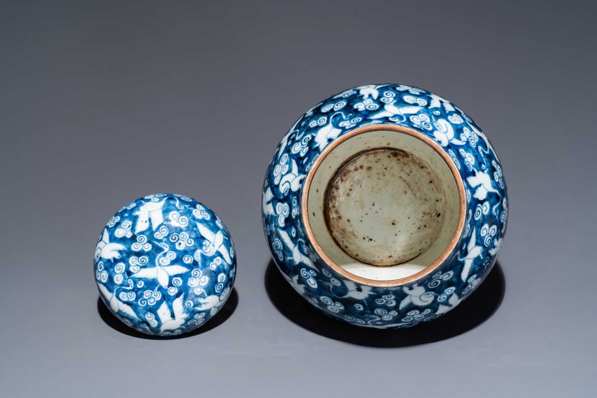 A Chinese blue and white 'cranes' jar and cover, 19/20th C. - Bild 6 aus 21