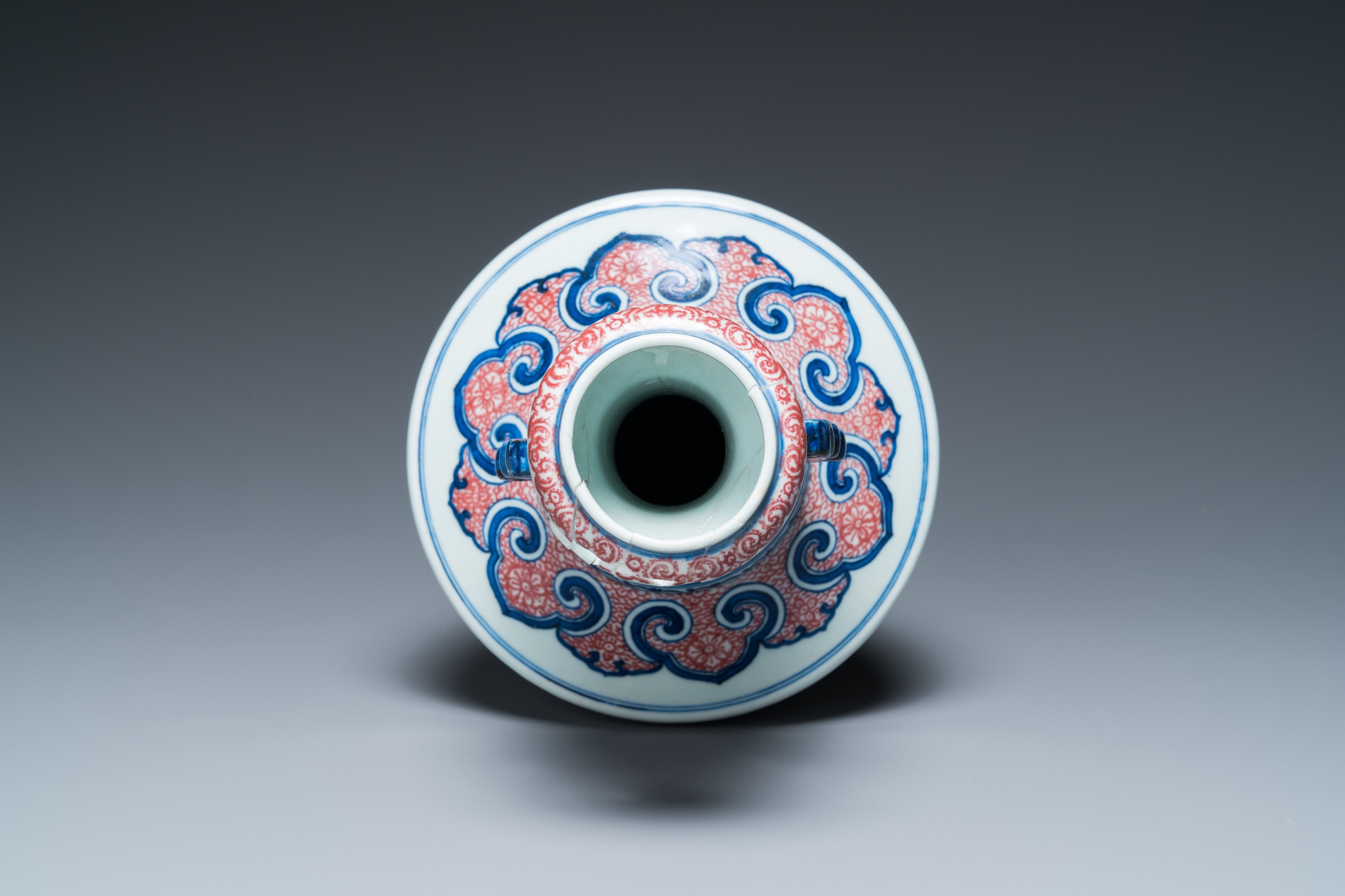 A Chinese blue, white and copper-red 'phoenix' vase, 19/20th C. - Image 6 of 6