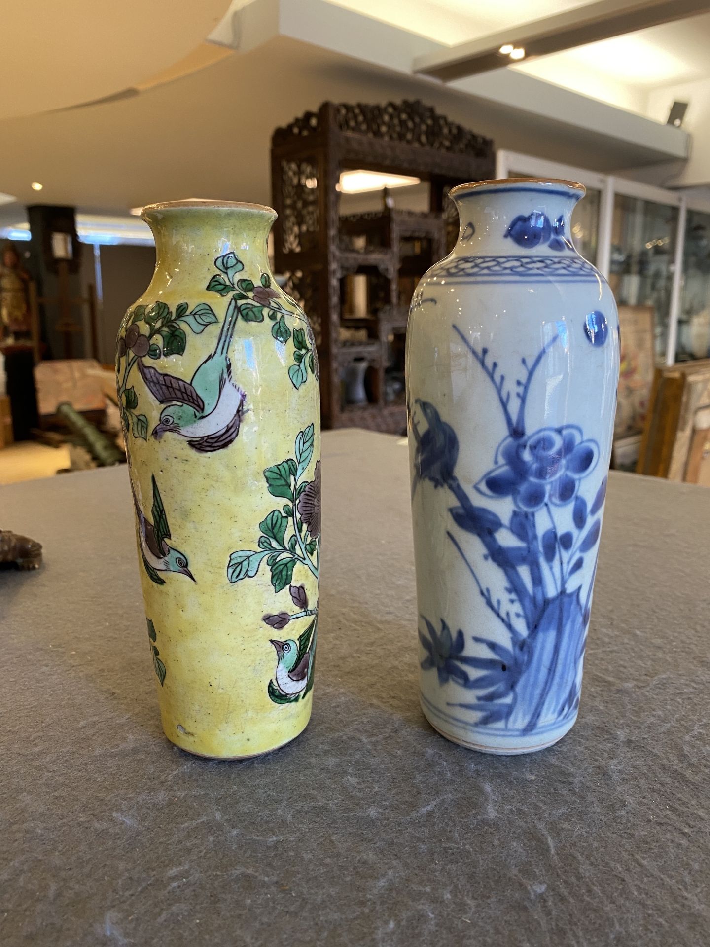 Two Chinese blue and white and famille jaune rouleau vases, Transitional period and 19th C. - Bild 8 aus 19