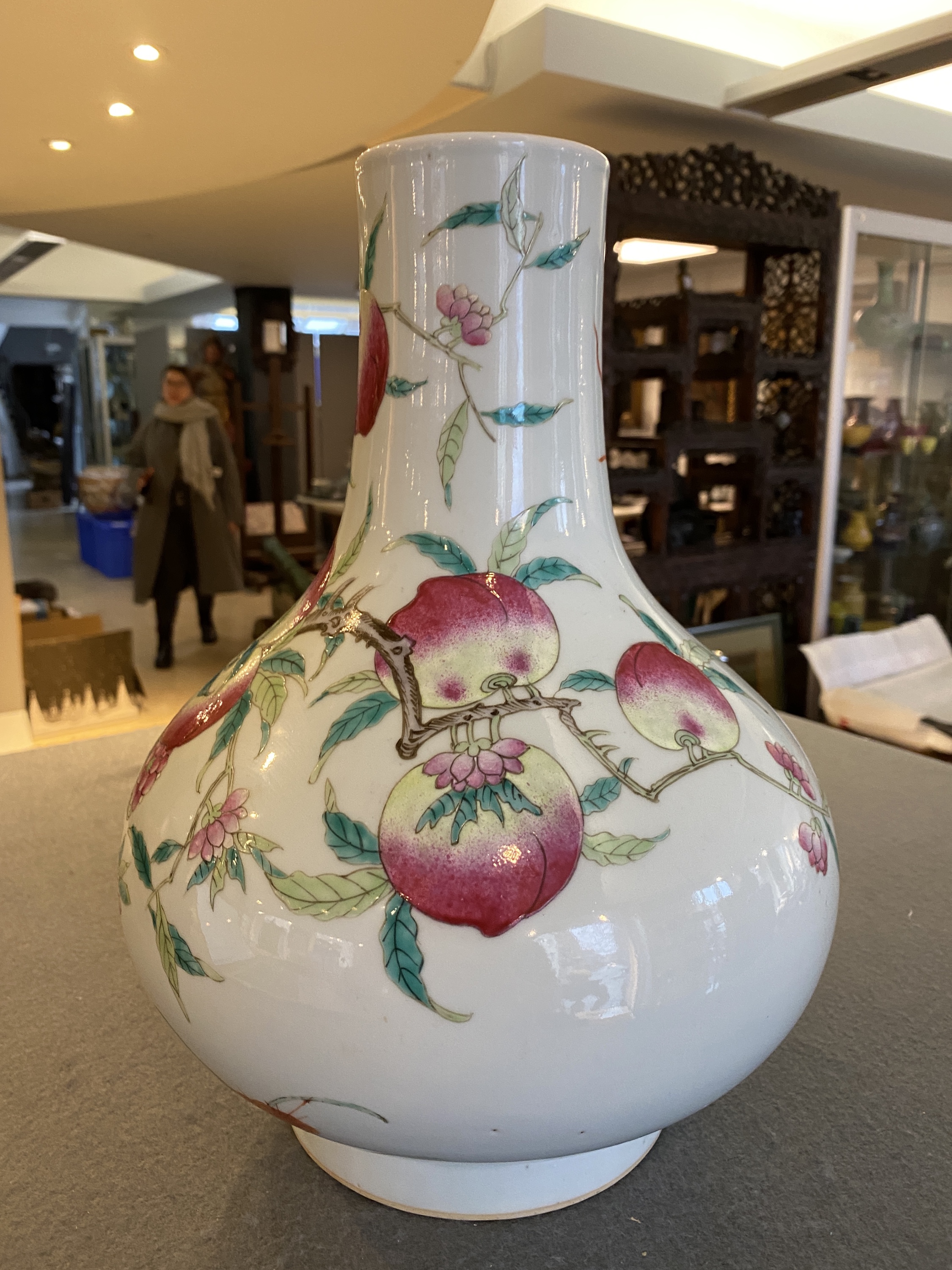 A Chinese famille rose 'nine peaches' bottle vase, 19th C. - Image 8 of 18