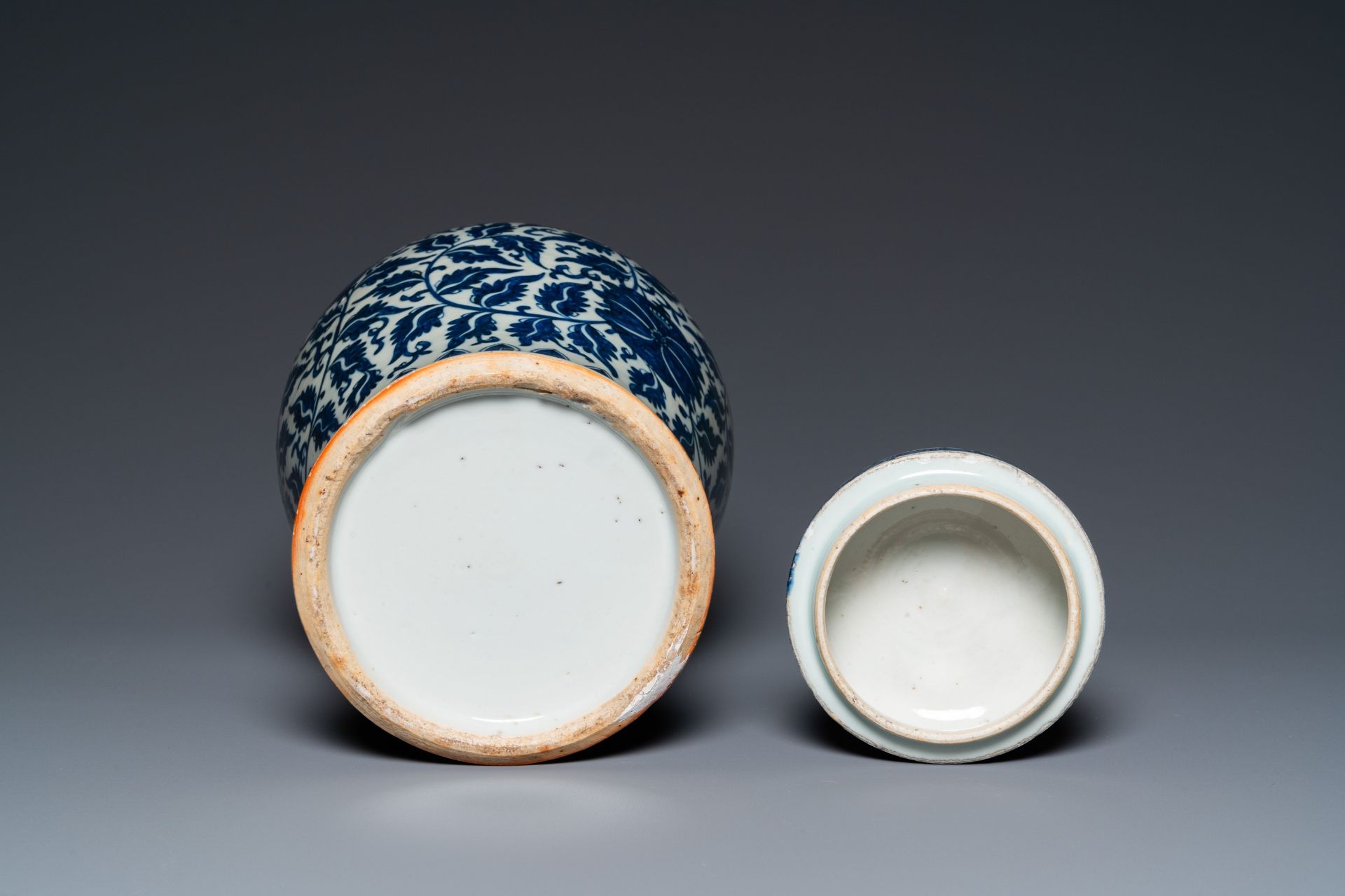 A pair of Chinese famille verte double gourd vases and a blue and white vase and cover, 19/20th C. - Image 7 of 39