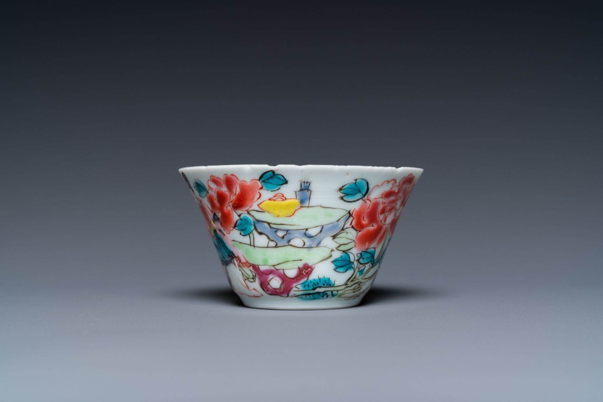 A Chinese famille rose 'Wu Shuang Pu' plate and a cup and saucer, Yongzheng and 19th C. - Image 7 of 27