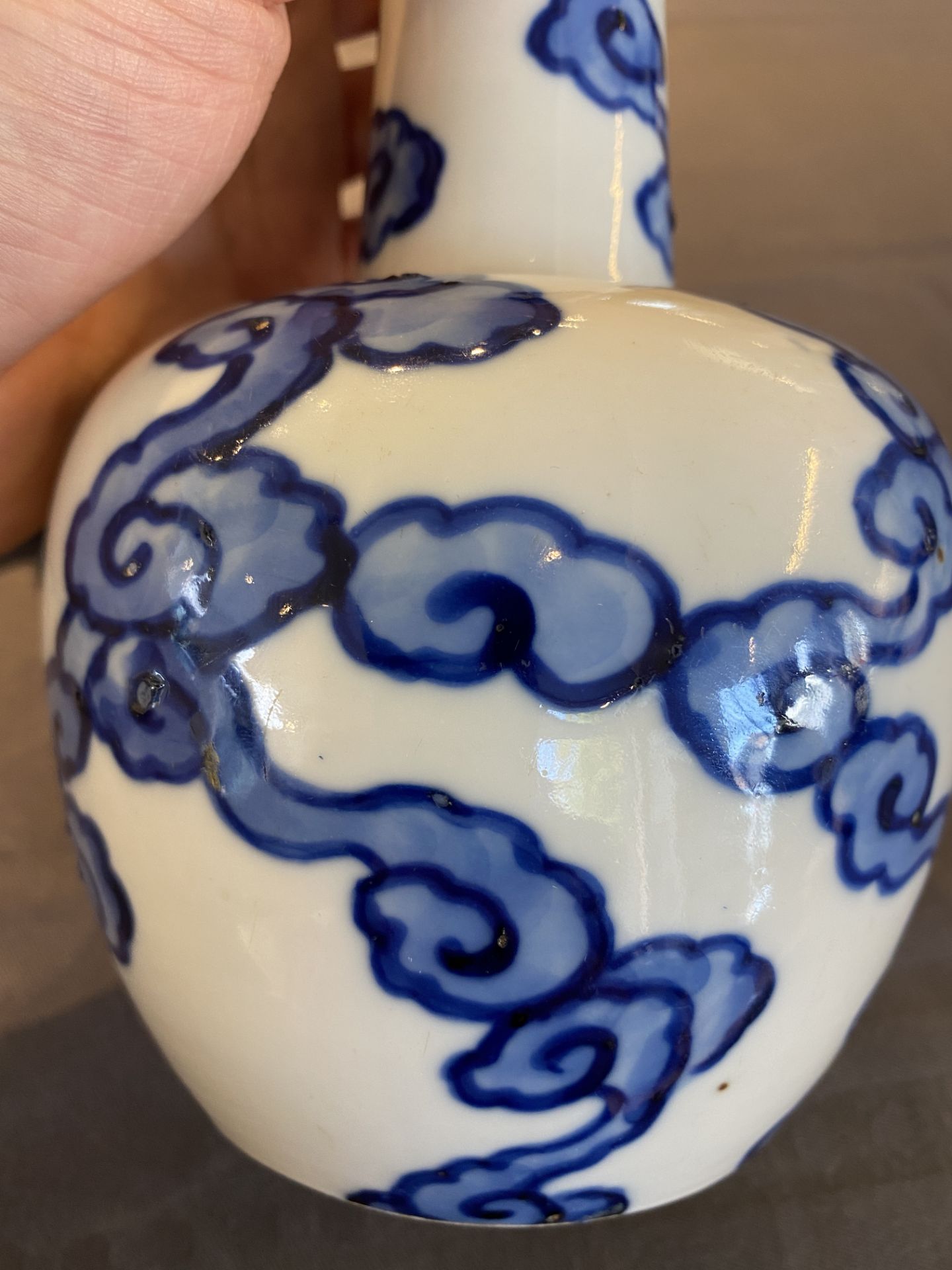 A Chinese blue and white 'Bleu de Hue' vase for the Vietnamese market, Tho mark, 18/19th C. - Image 11 of 18