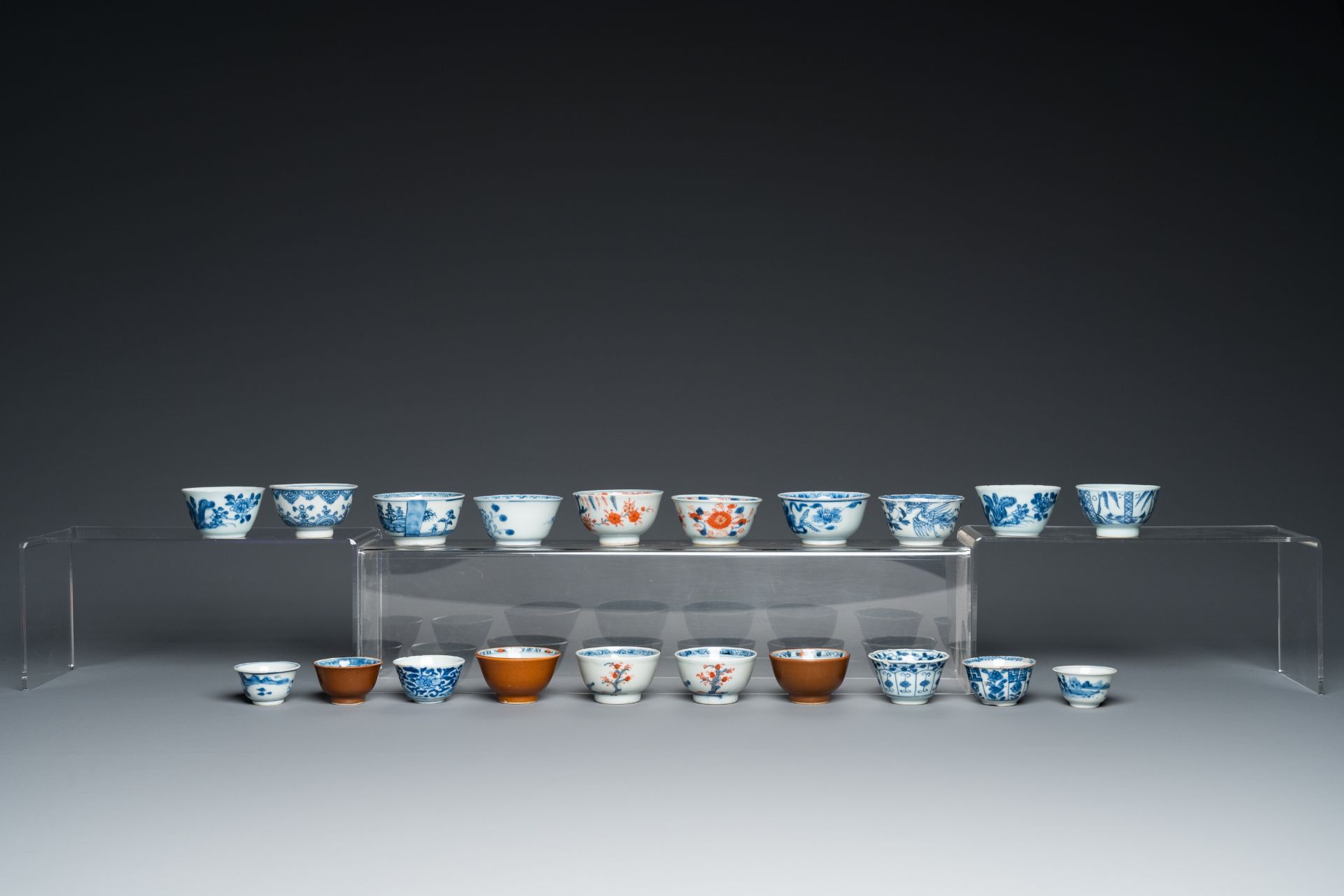 44 Chinese blue, white, famille rose and Imari-style cups and 62 saucers, Kangxi and later - Image 17 of 19