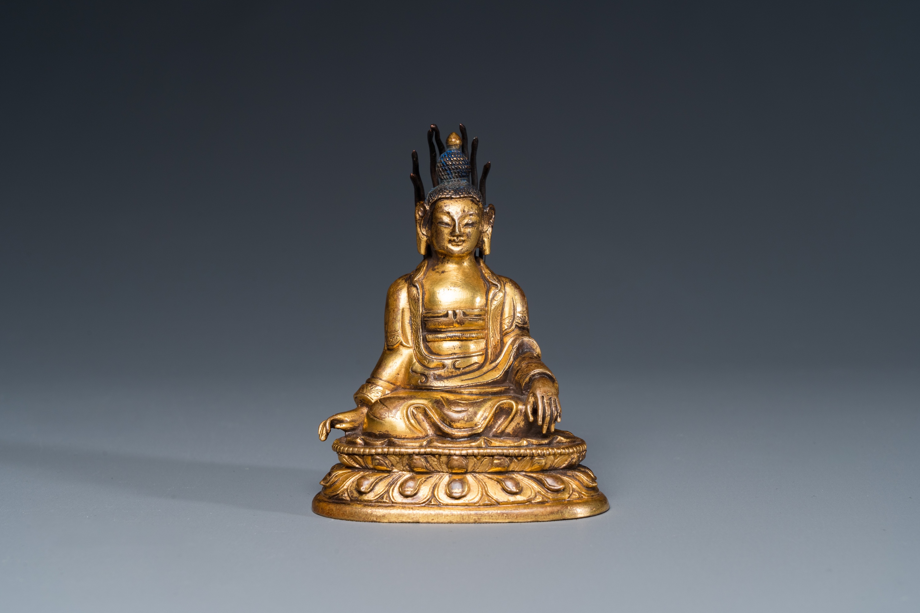 A small Sino-Tibetan gilt bronze Buddha, 19th C. - Image 2 of 20