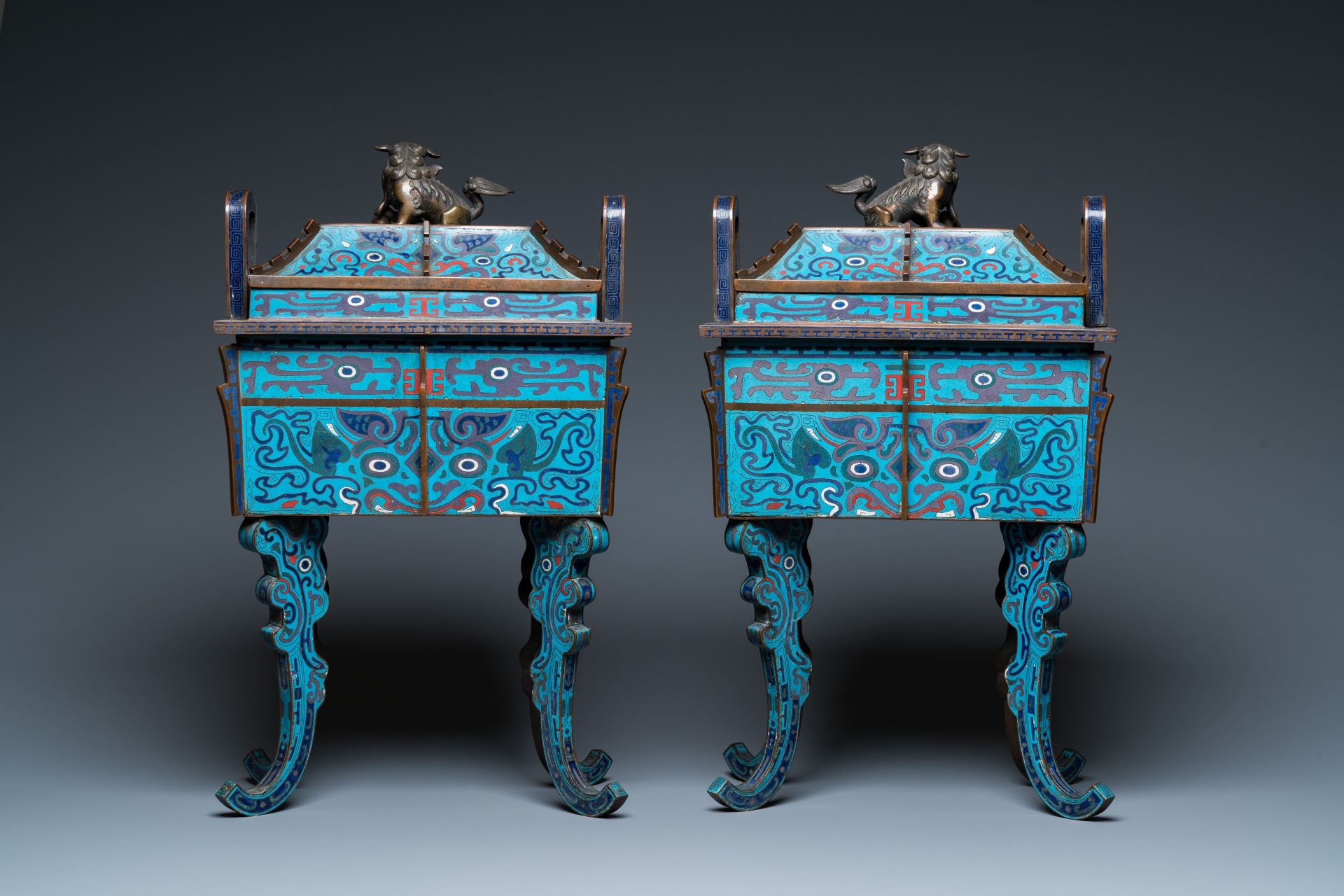 A pair of large Chinese cloisonnŽ 'fangding' censers and covers on wooden stands, 19th C. - Image 6 of 11
