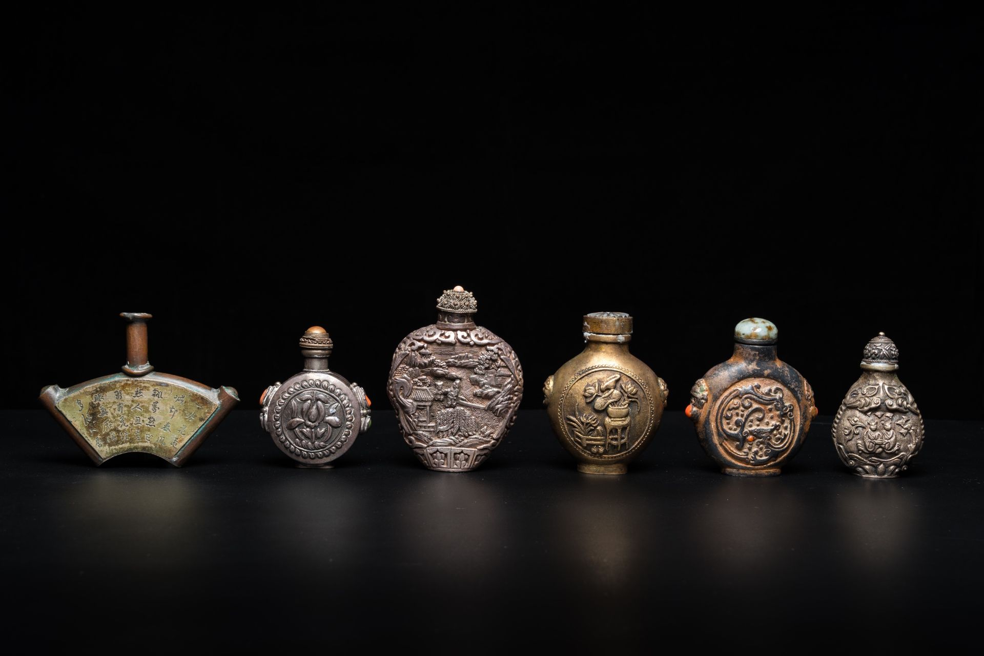 Eleven Chinese Canton enamel, cloisonnŽ, silver and other metal snuff bottles, 19/20th C. - Image 9 of 13