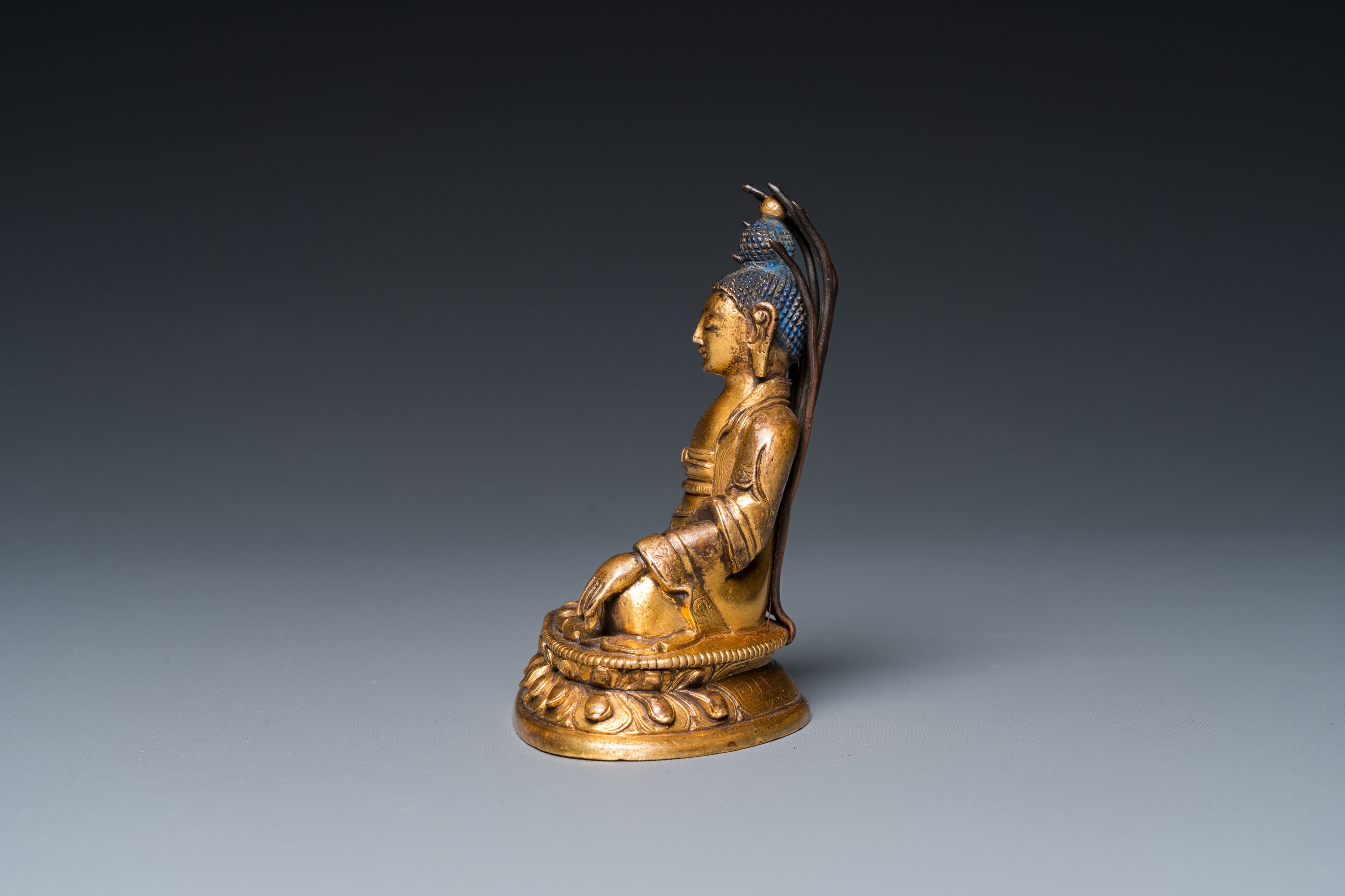 A small Sino-Tibetan gilt bronze Buddha, 19th C. - Image 3 of 20