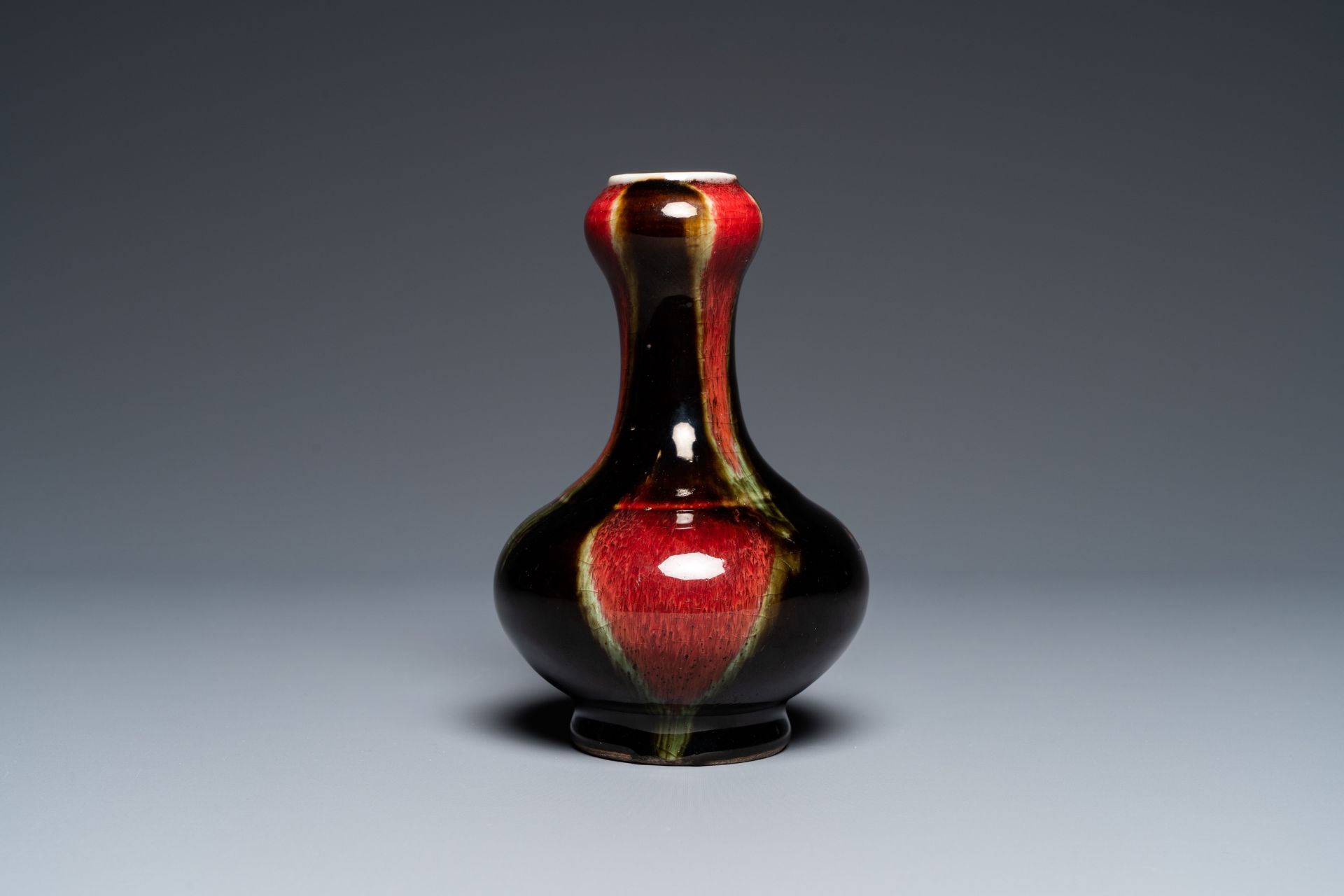 A Chinese flambŽ-glazed garlic head vase, 19th C. - Bild 4 aus 18