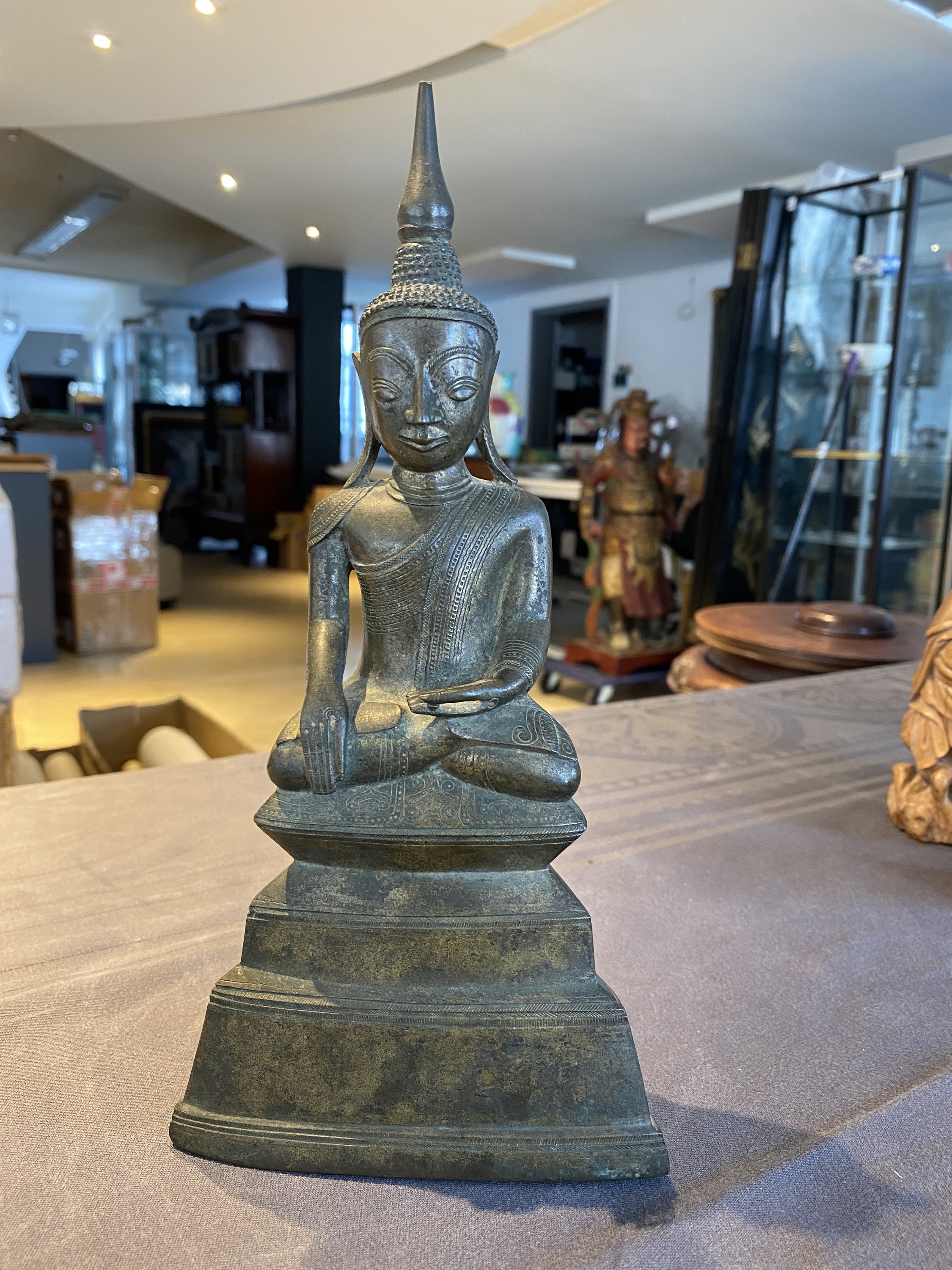 A Burmese bronze Shan-style Buddha Shakyamuni with inscription, Konbaung dynasty, 18th C. - Image 8 of 20