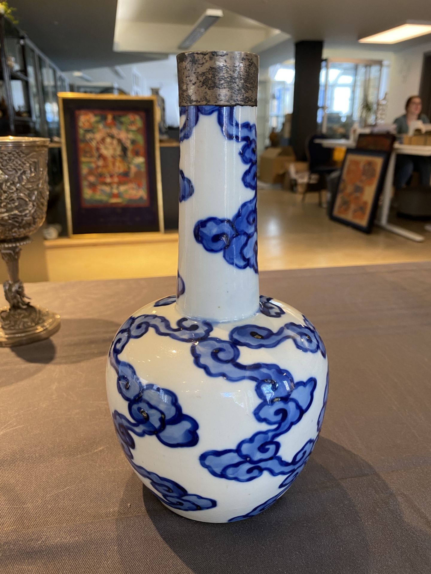 A Chinese blue and white 'Bleu de Hue' vase for the Vietnamese market, Tho mark, 18/19th C. - Image 8 of 18