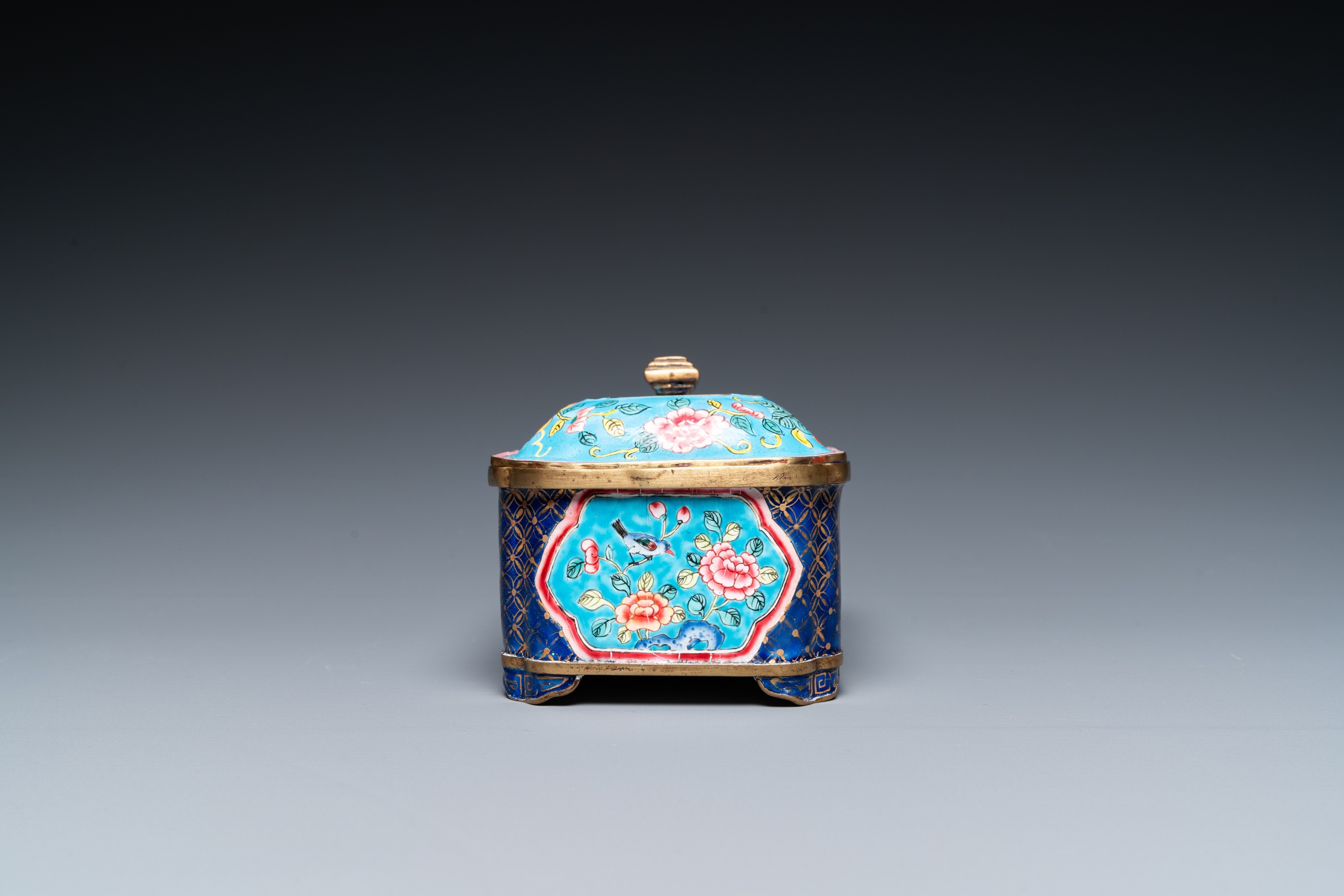 A Chinese Canton enamel covered box and interior tray for the Vietnamese market, 19th C. - Image 4 of 37