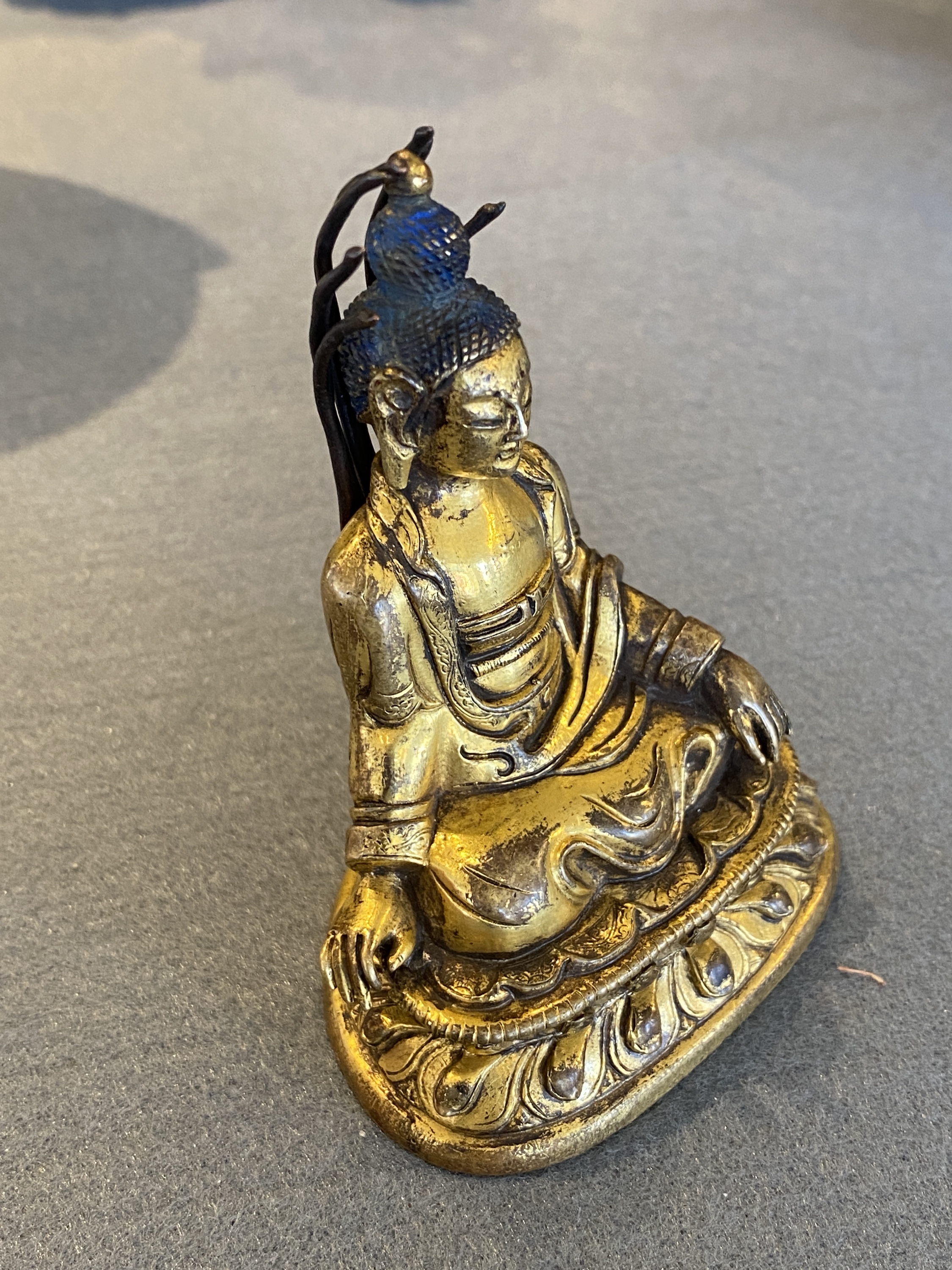 A small Sino-Tibetan gilt bronze Buddha, 19th C. - Image 9 of 20