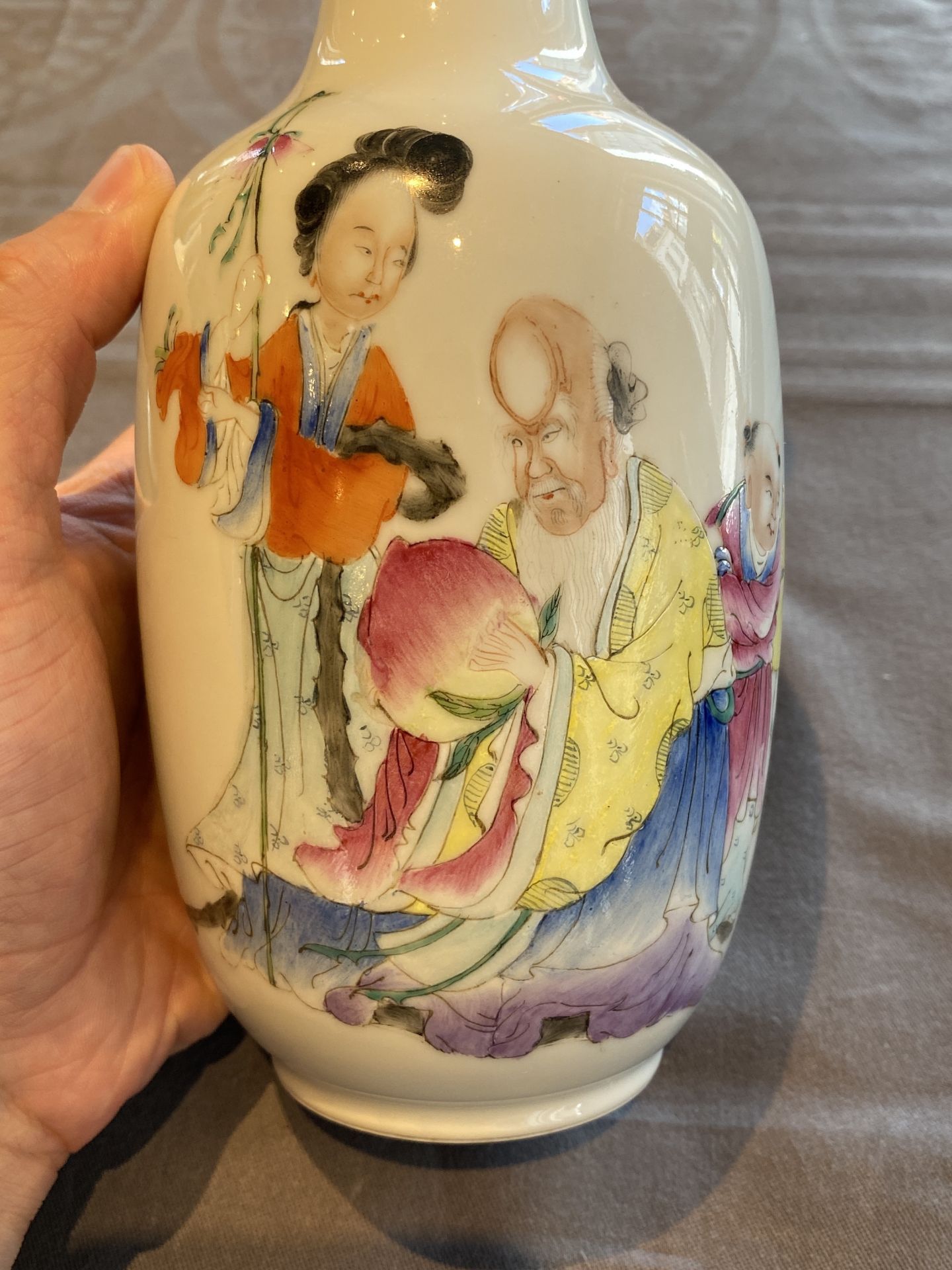 A Chinese famille rose 'Shou Lao' vase, Hongxian mark, 20th C. - Bild 9 aus 17