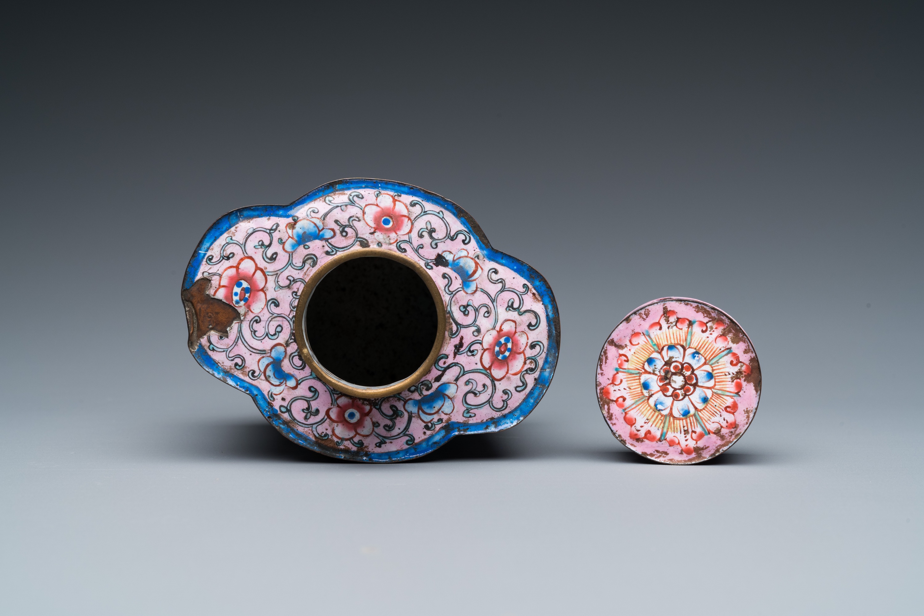 A Chinese Canton enamel tea caddy and four small dishes, 19th C. - Image 9 of 12