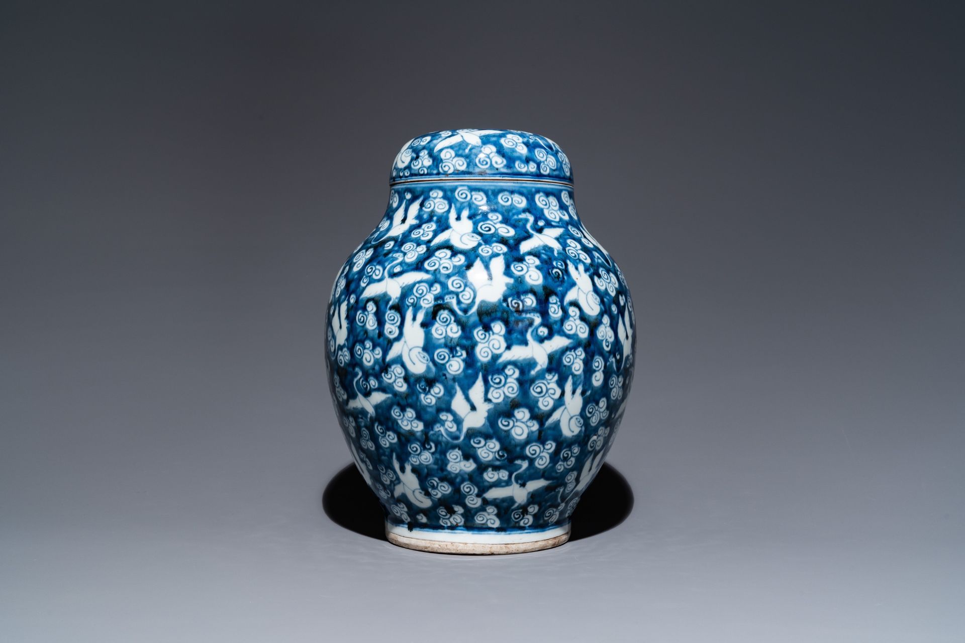 A Chinese blue and white 'cranes' jar and cover, 19/20th C. - Bild 4 aus 21