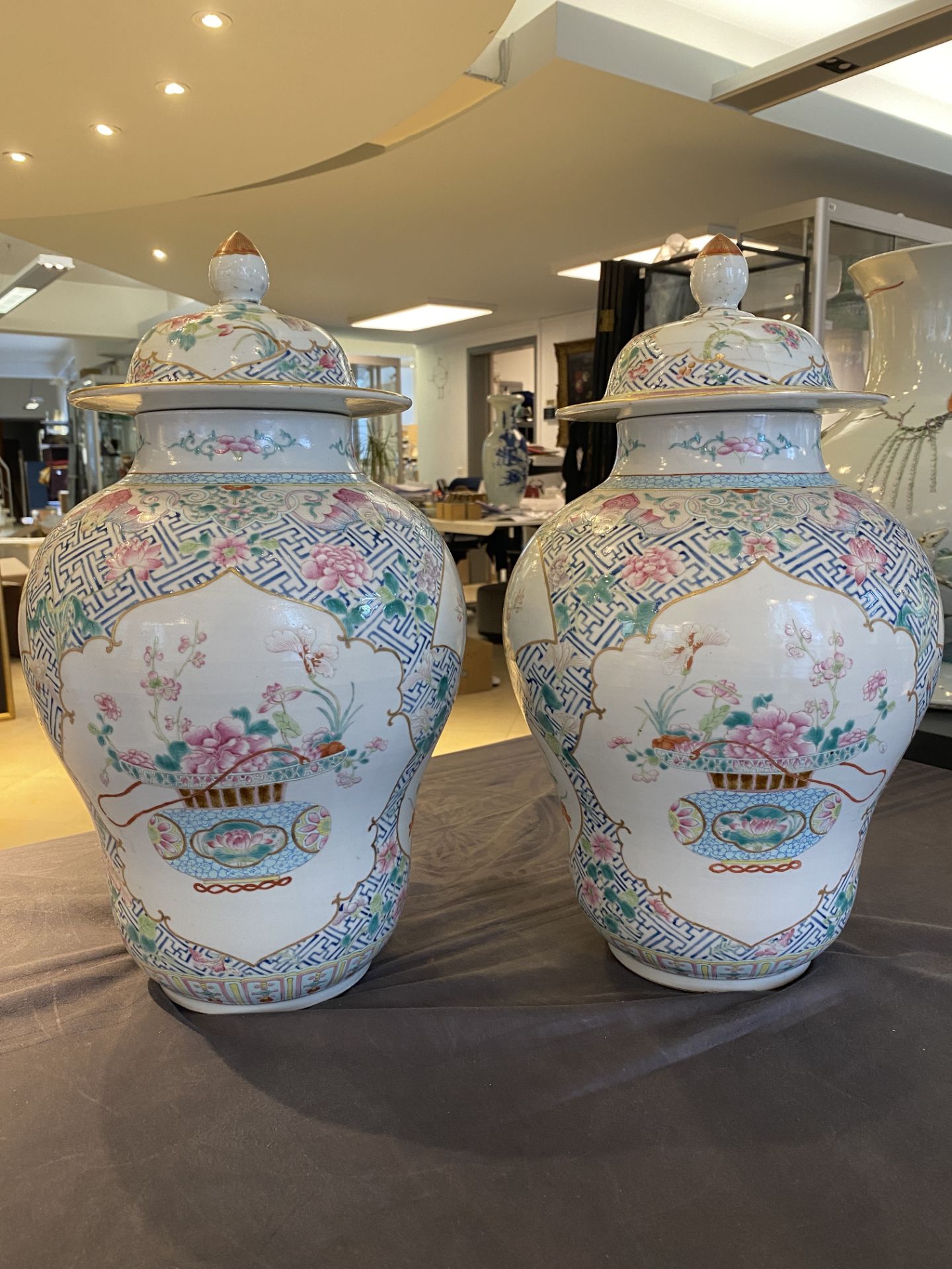 A pair of fine Chinese famille rose vases and covers, Qianlong mark, 19th C. - Bild 10 aus 45