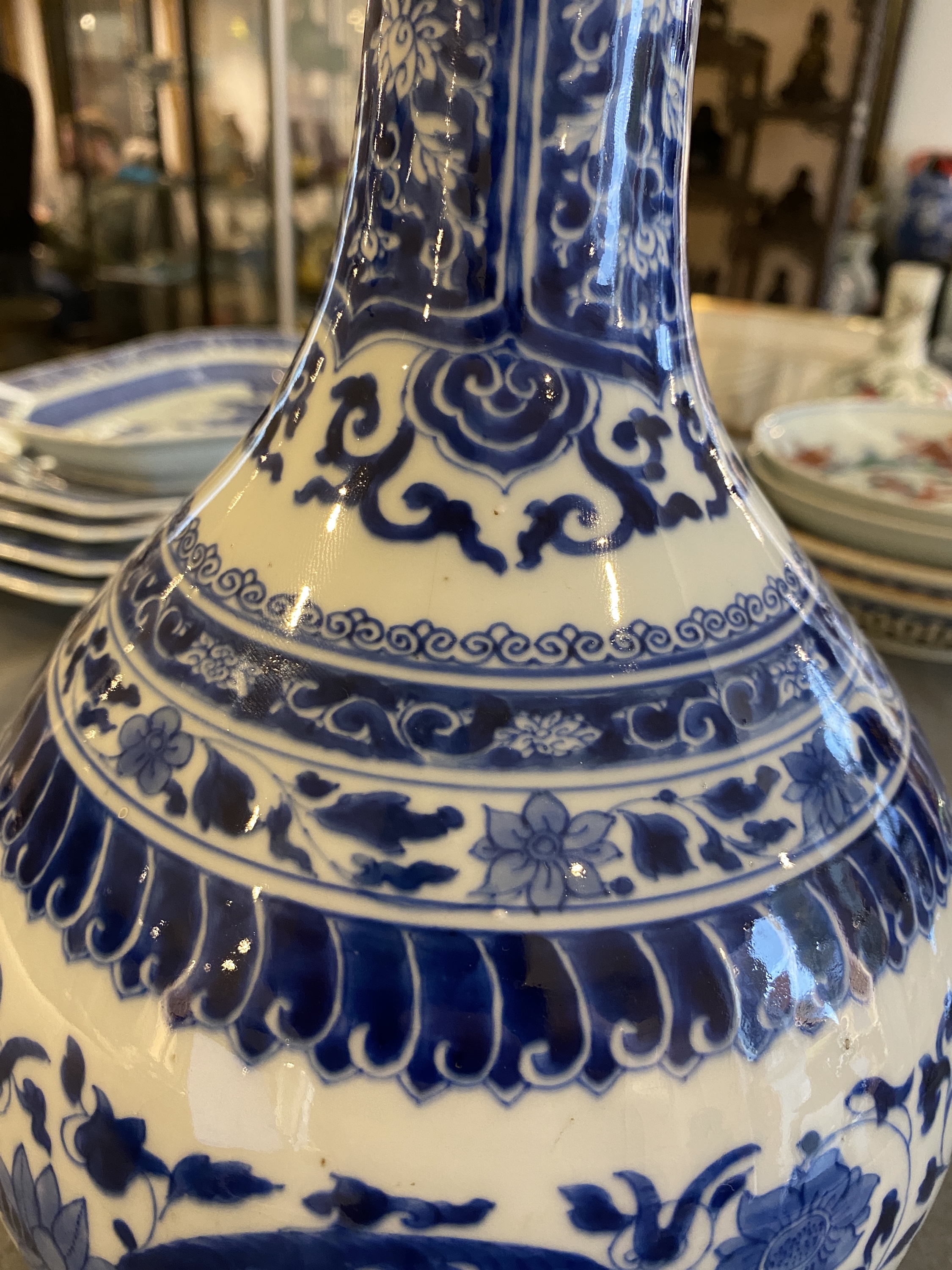 A Chinese blue and white bottle vase with floral design, Kangxi - Image 11 of 23