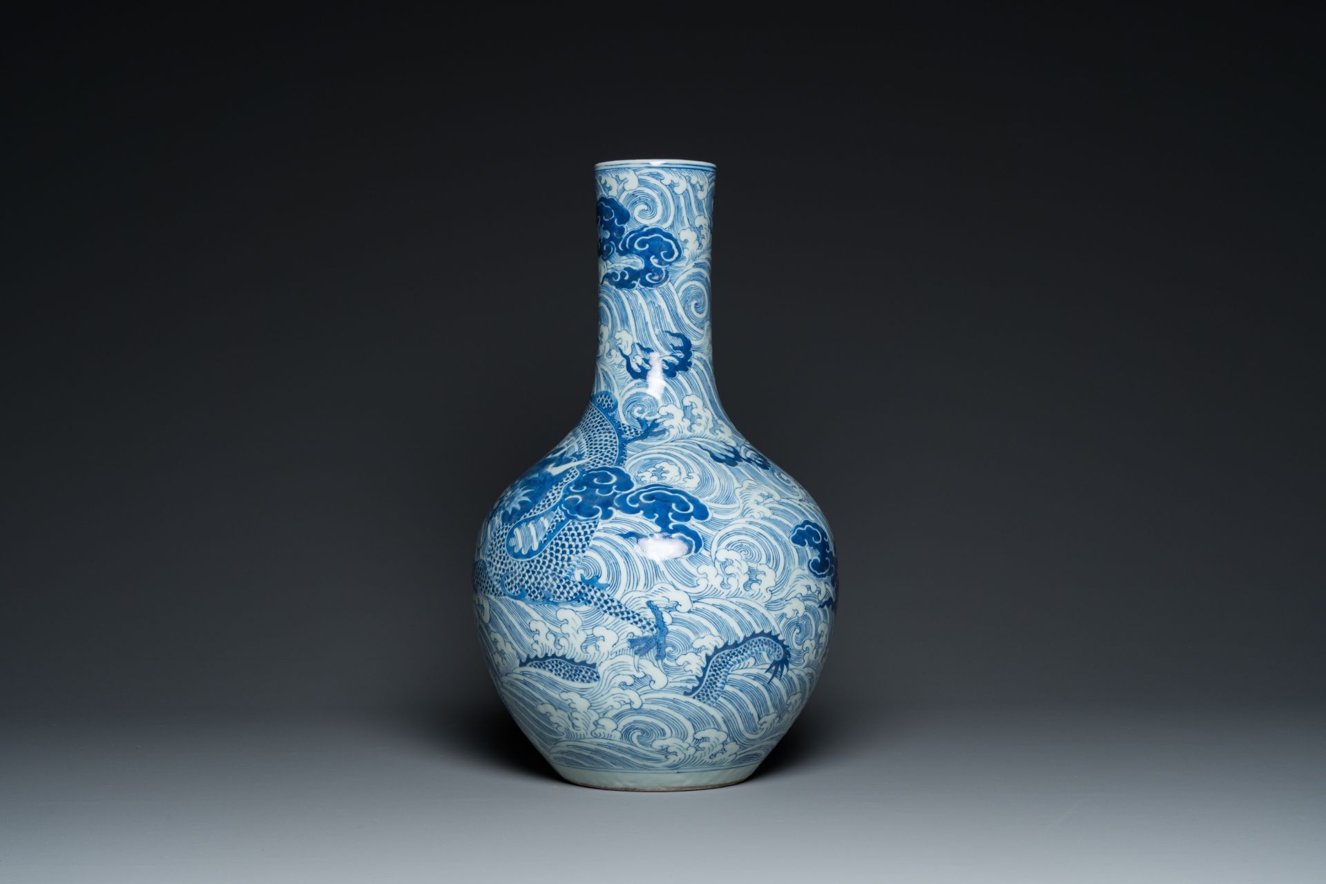 A Chinese blue and white 'dragons' bottle vase, 19th C. - Image 2 of 7