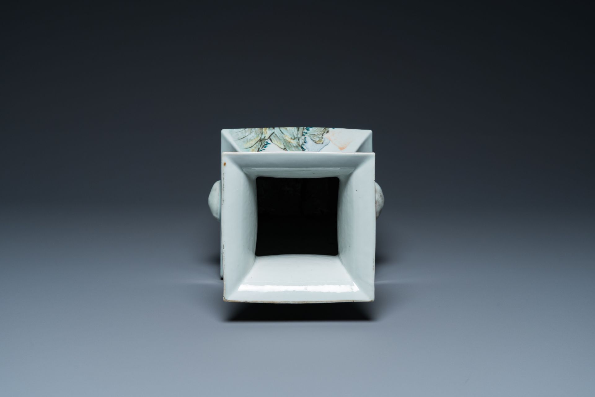 A square Chinese qianjiang cai vase, signed You Wanchun ___, 19/20th C. - Bild 7 aus 18