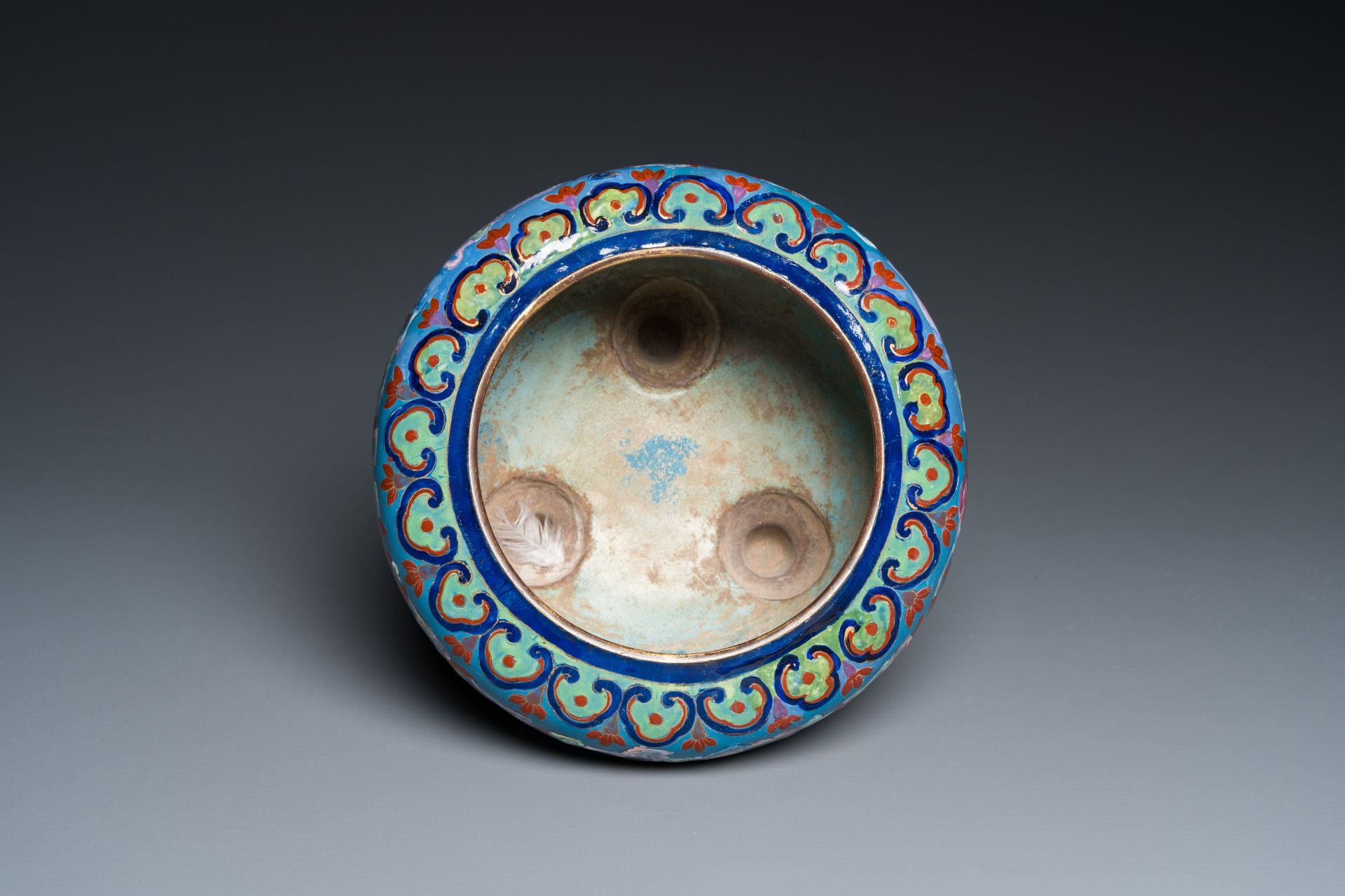 A Chinese blue-ground Canton enamel dish and a censer, Yongzheng/Qianlong - Image 8 of 9