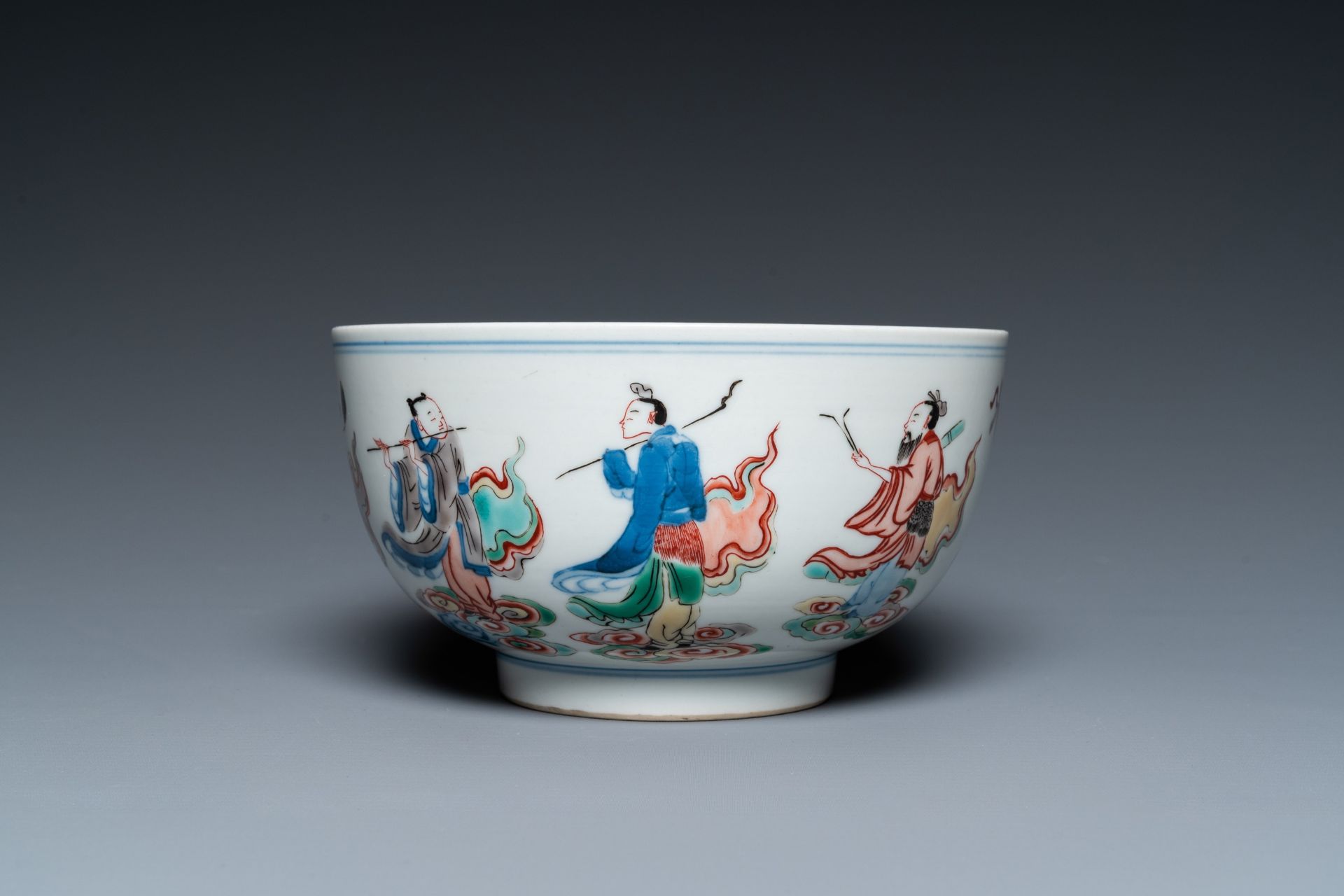 A Chinese famille verte 'immortals' bowl, Chenghua mark, 19/20th C. - Image 4 of 17