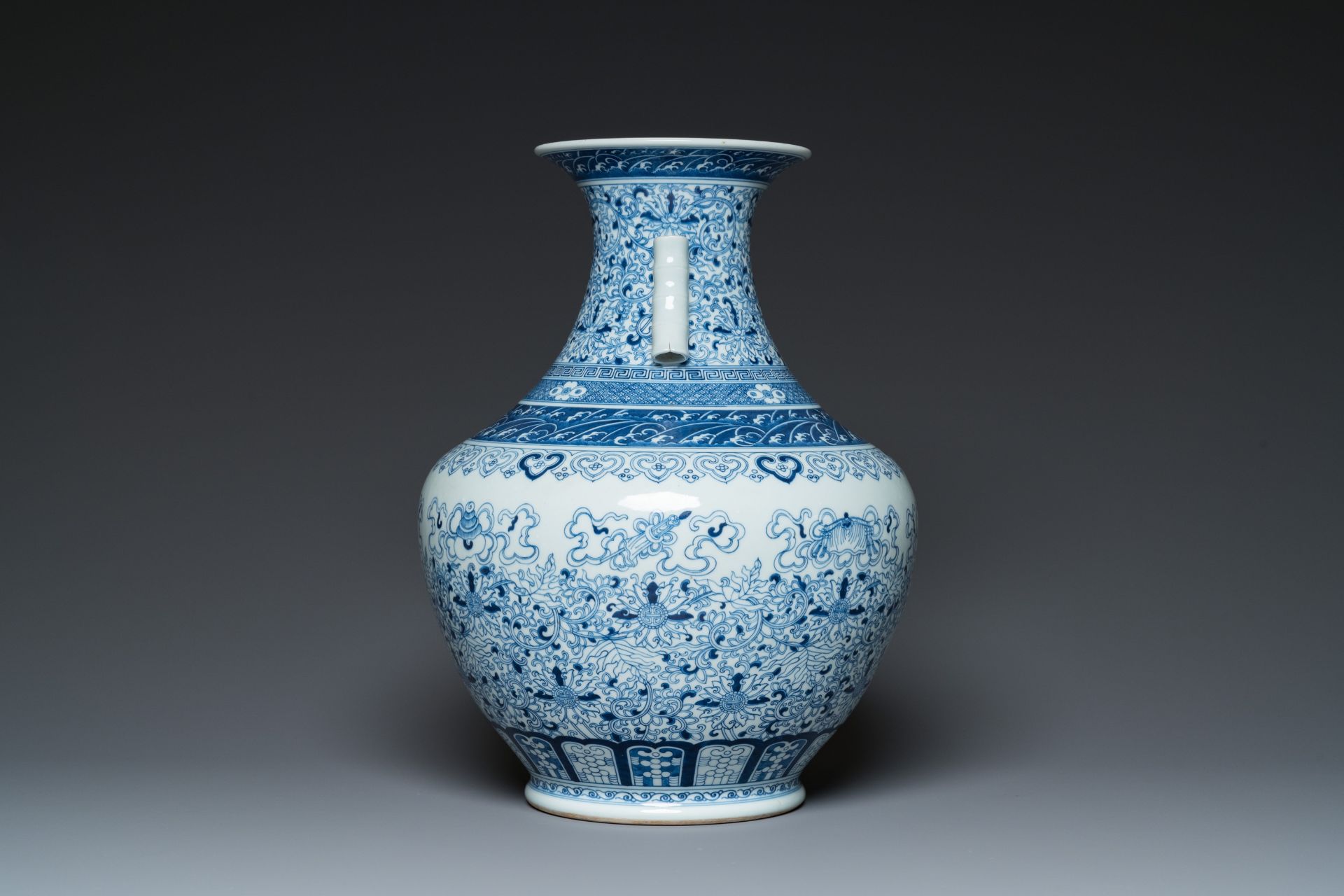 A large Chinese blue and white 'hu' vase with bajixiang design, Qianlong mark, Republic - Bild 4 aus 16