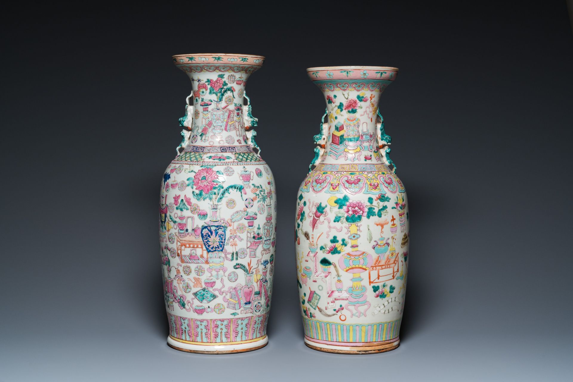 Two Chinese famille rose 'antiquities' vases, 19th C. - Bild 3 aus 6